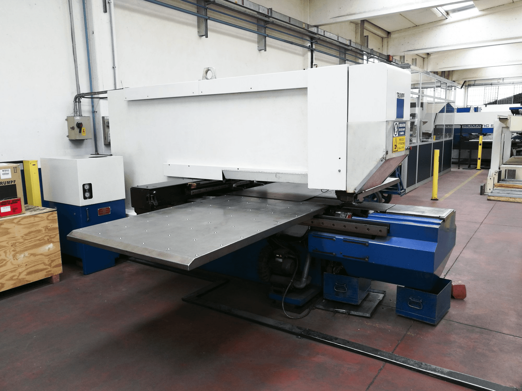 Levý pohled na Trumpf Trumatic 240 stroj