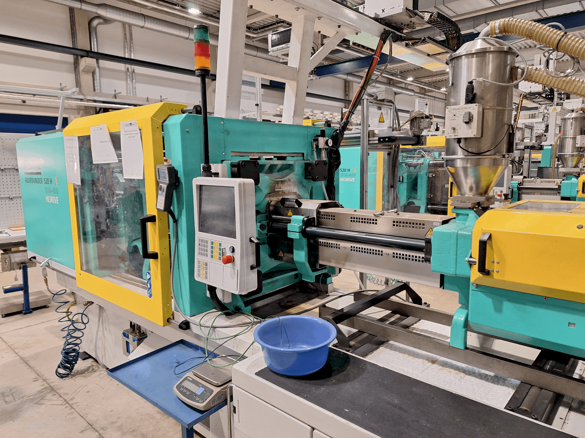 Čelní pohled na Arburg 520 H 1500-400 stroj
