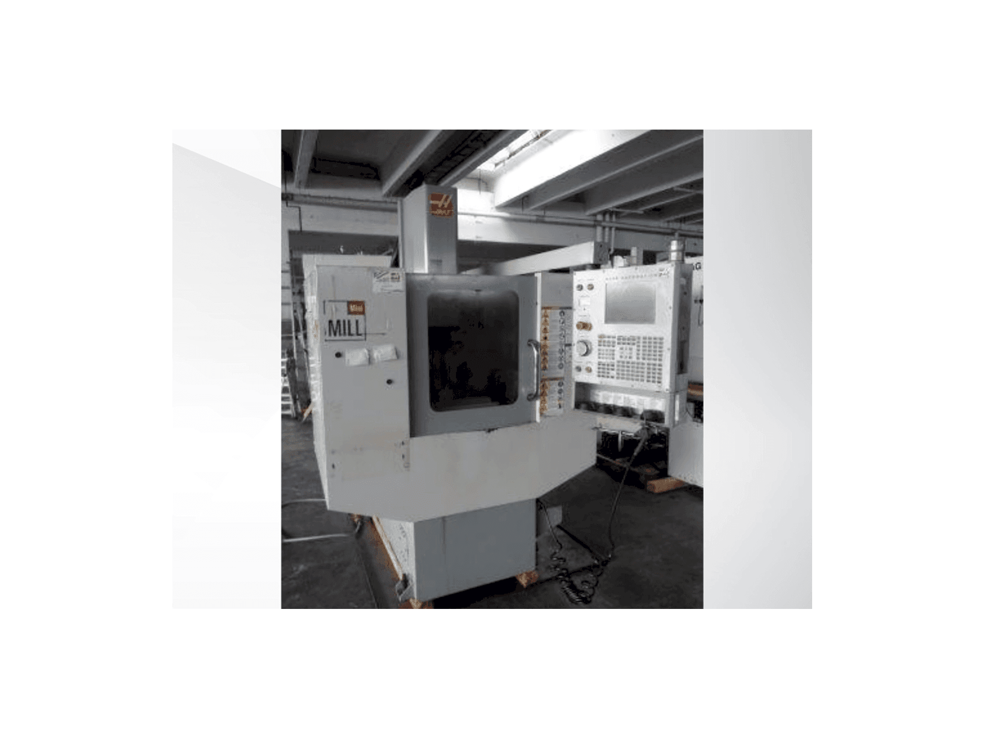 Čelní pohled na HAAS MiniMill stroj