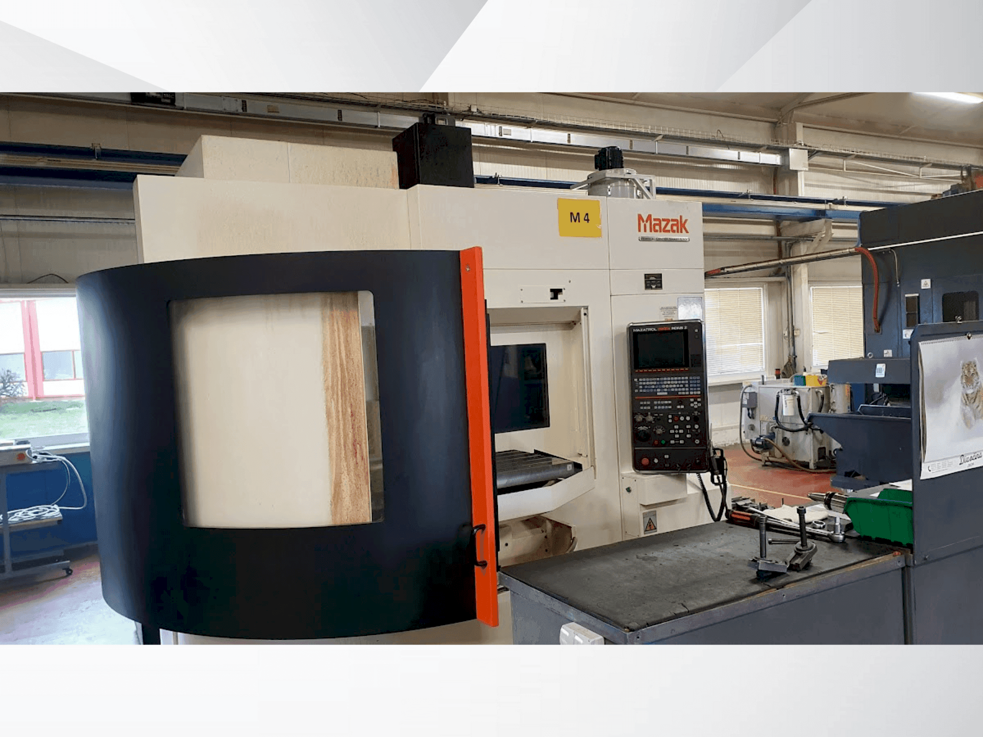 Boční pohled na Mazak VCS 530C-2PC stroj