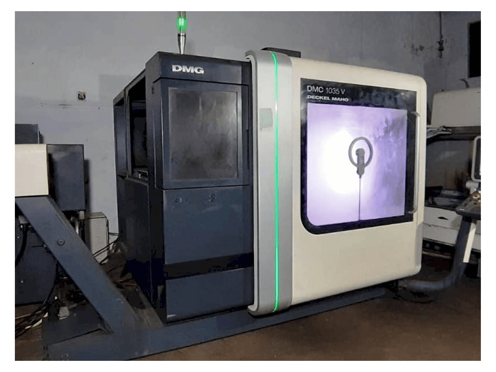 Čelní pohled na DMG DMC 1035 V stroj