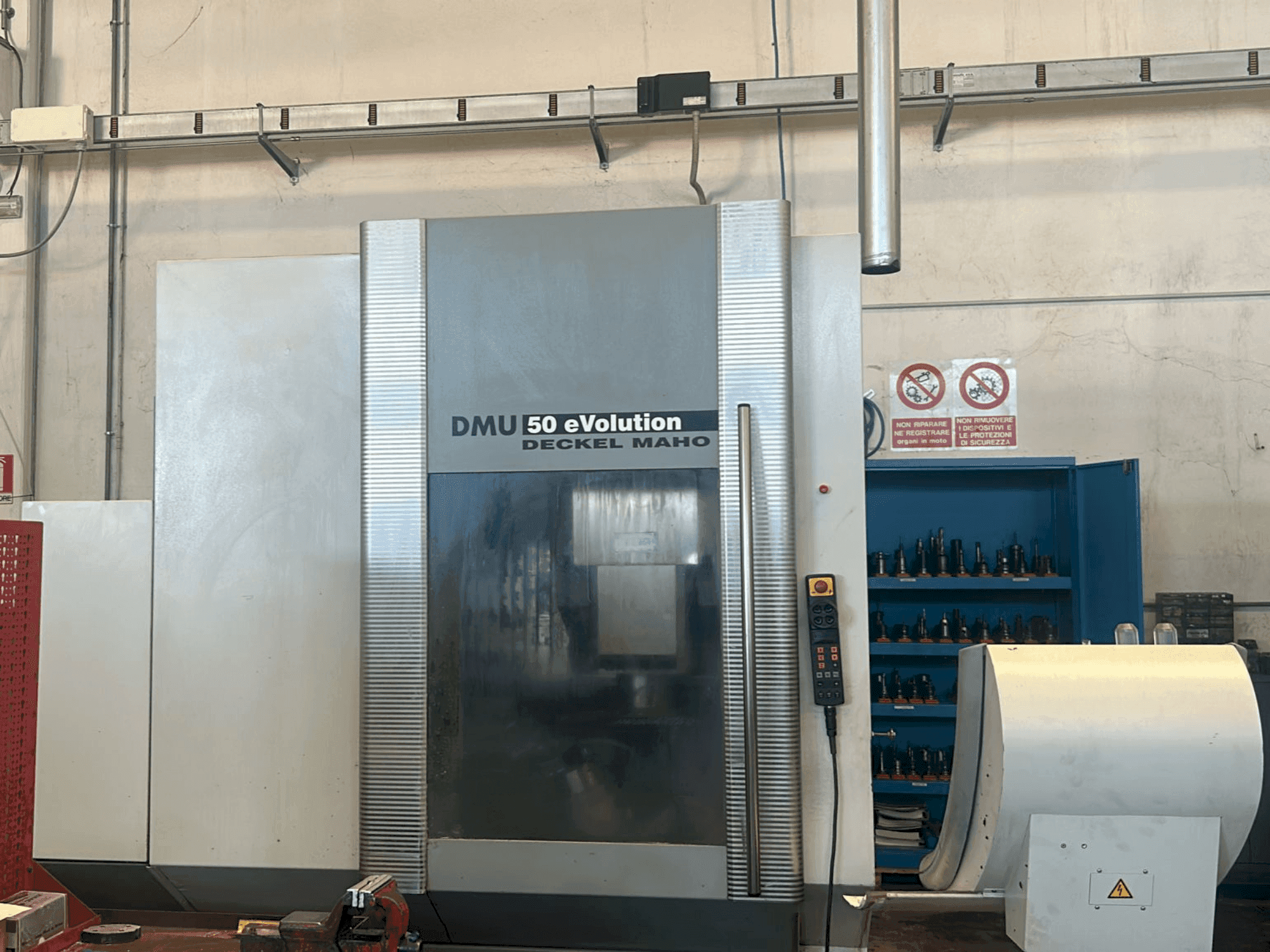 Čelní pohled na DECKEL MAHO DMU 50 Evolution stroj
