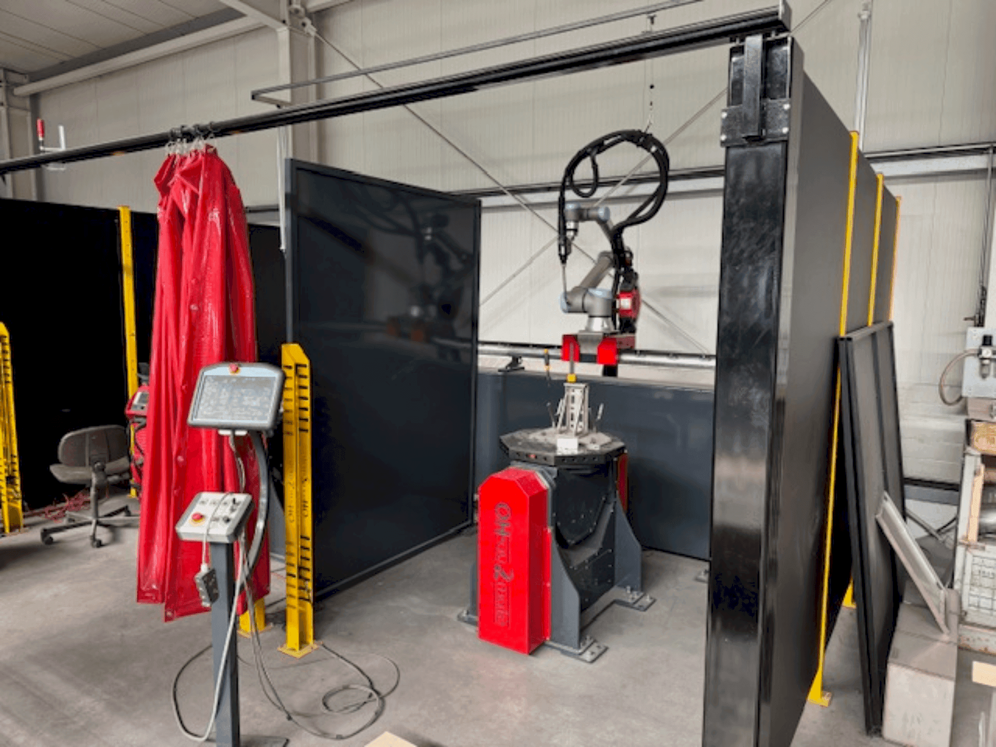 Čelní pohled na FRONIUS UR10 Roboter e-Series stroj