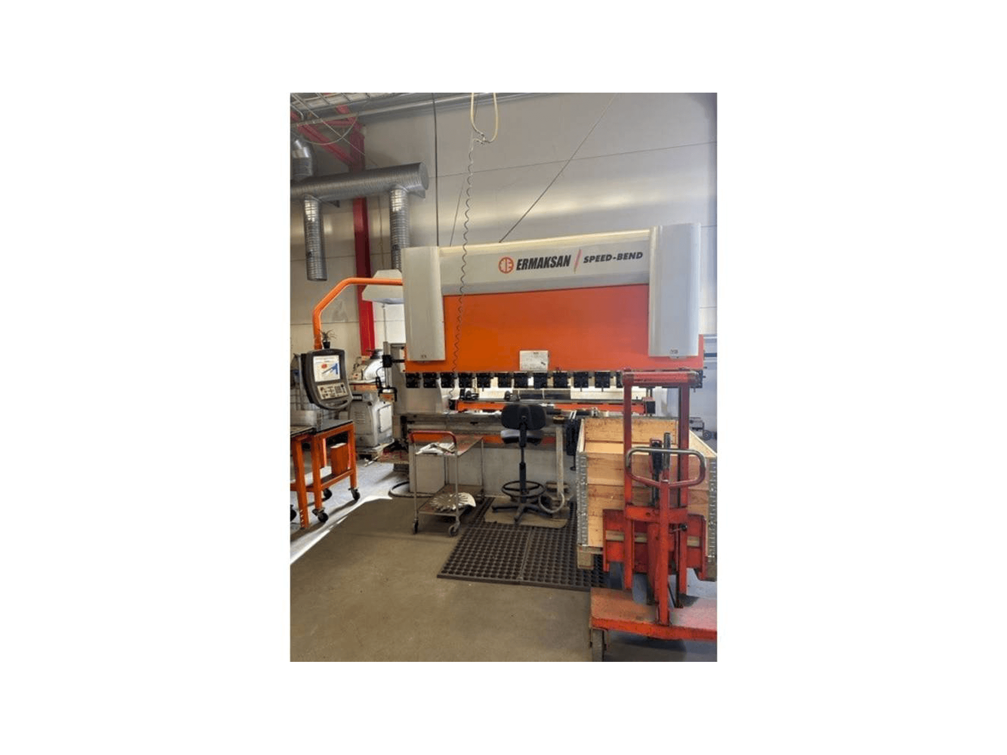 Čelní pohled na ERMAKSAN Speedbend 3135 stroj