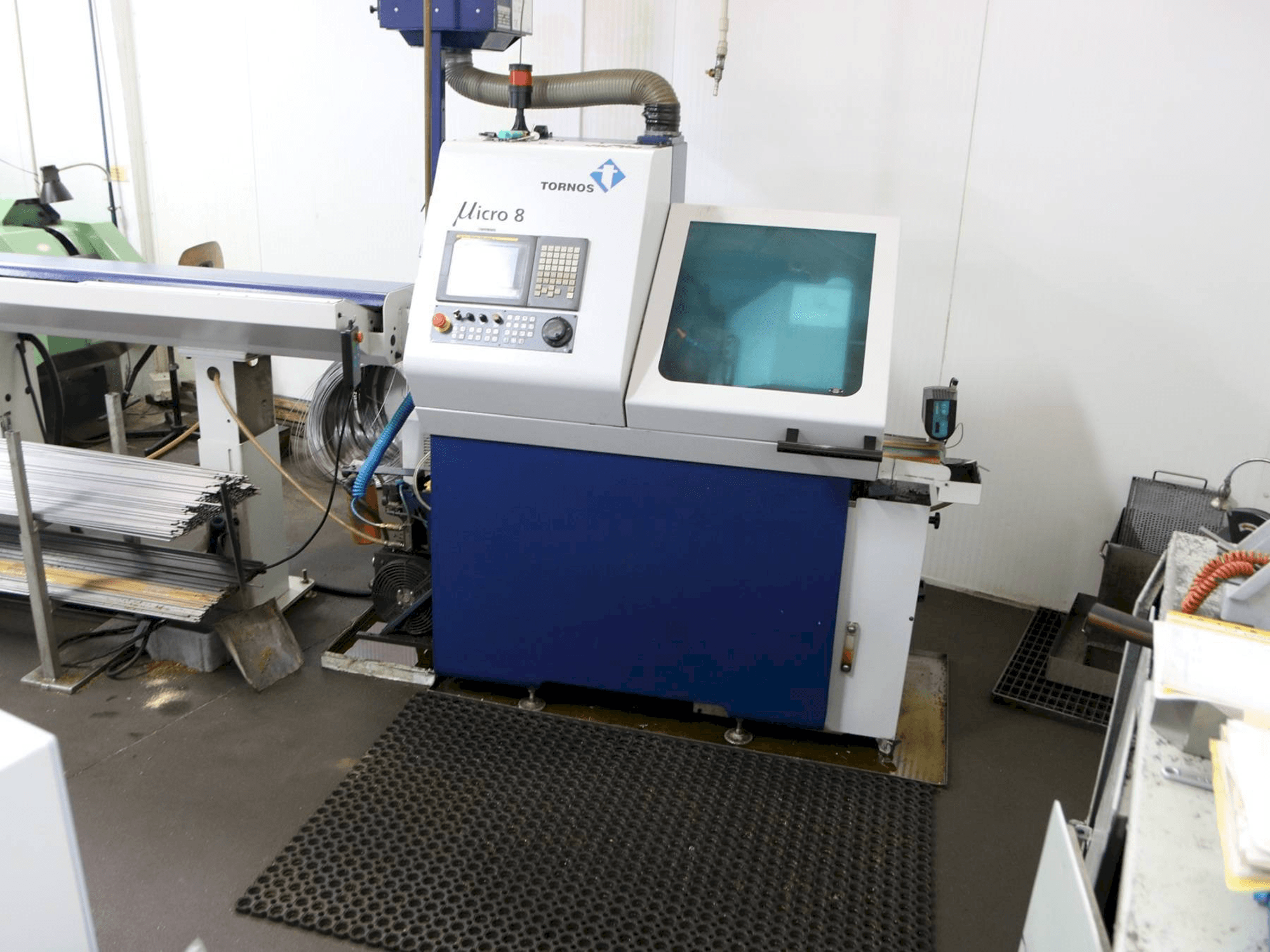 Čelní pohled na Tornos Micro 8 stroj