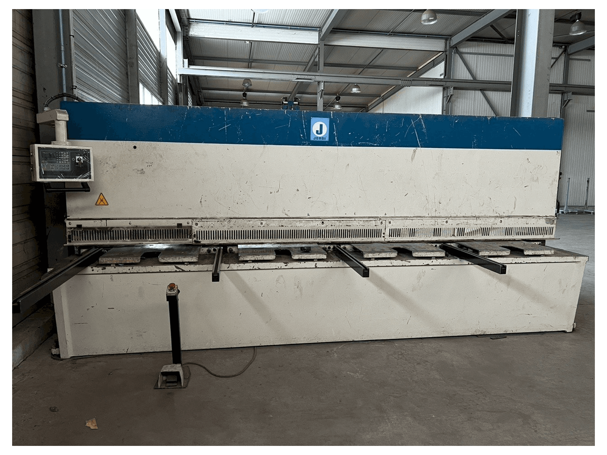 Čelní pohled na JORDI CH 413 stroj