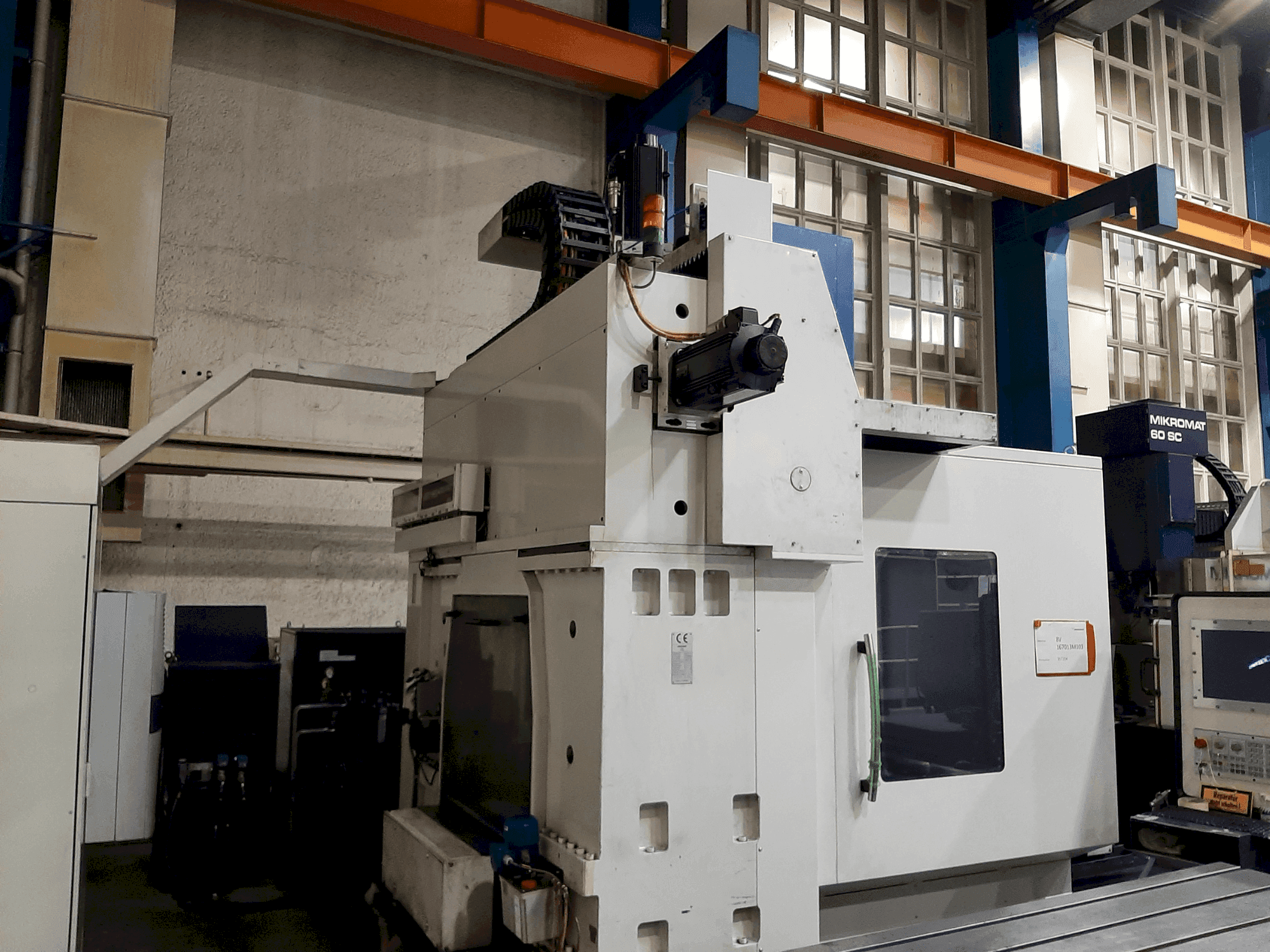 Čelní pohled na MIKROMAT 8V stroj