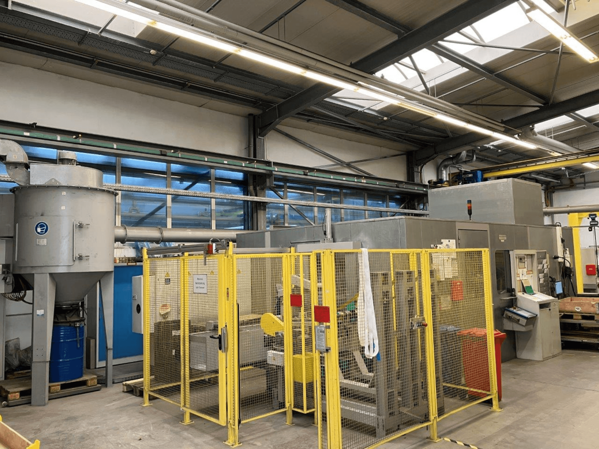 Bezhrotá bruska HARALD BAUGMARTEN TM 400 S, pohled zepředu s viditelným bezpečnostním krytem a odsávacím systémem.