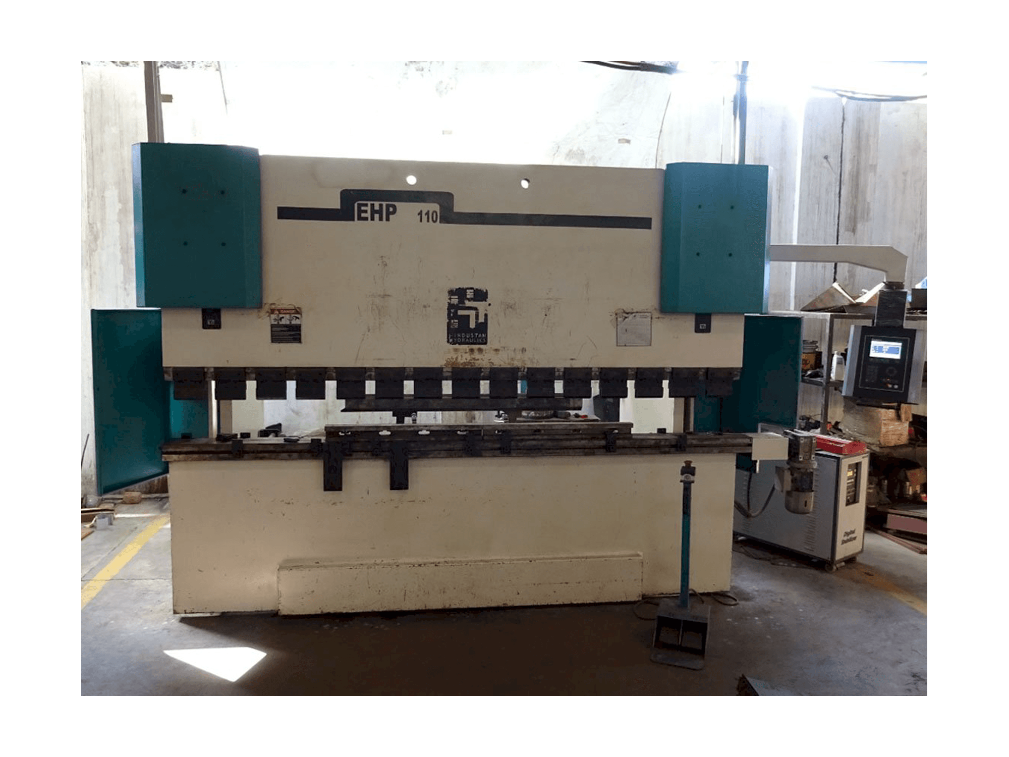 Čelní pohled na Hindustan Hydraulics EHP 110 stroj