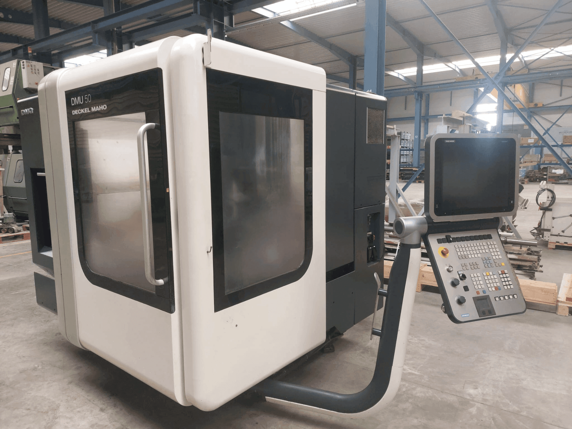 Čelní pohled na DMG DECKEL MAHO DMU 50 stroj
