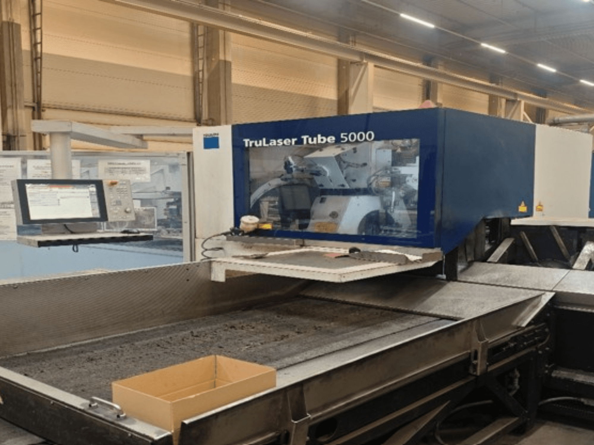 TRUMPF TruLaser Tube 5000 v čelním pohledu, na kterém je vidět ovládací panel a řezací prostor pro přesné řezání trubek.