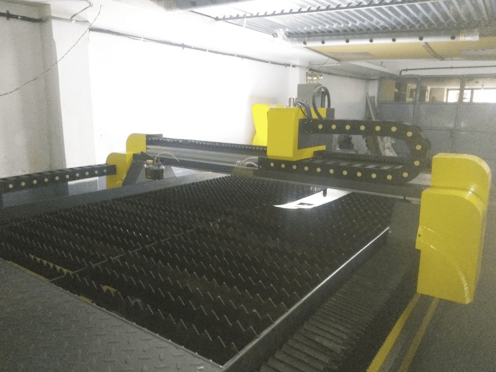 Pravý pohled na Hypertherm INTECUT-HT stroj