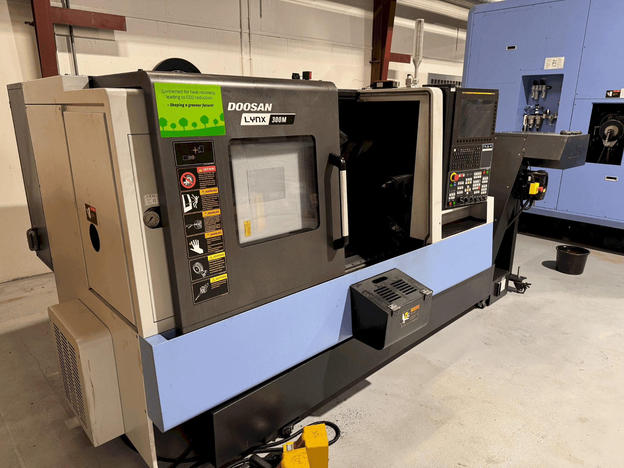 Čelní pohled na DOOSAN LYNX 300M stroj