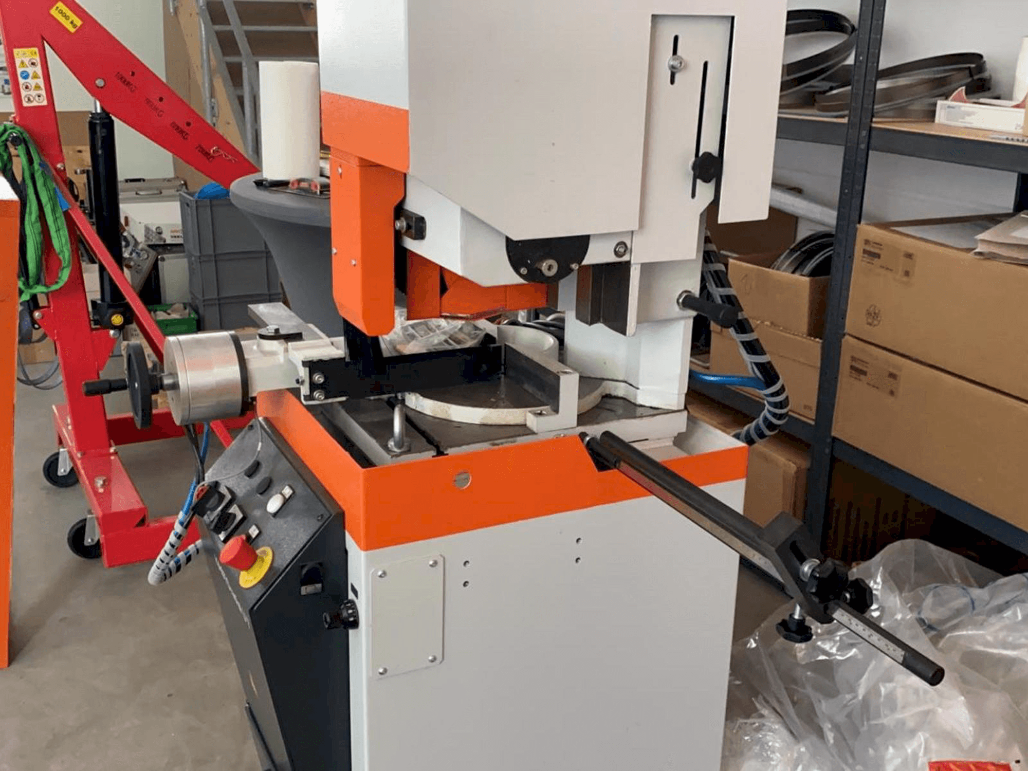 Levý boční pohled na KASTO Radial U7 stroj