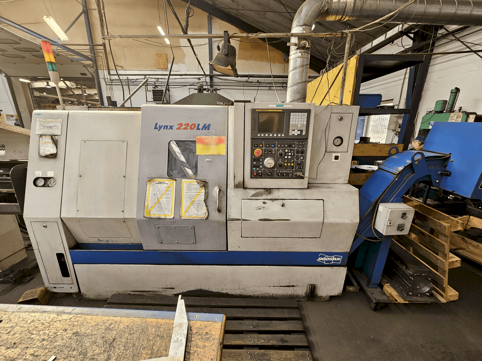 Čelní pohled na DOOSAN LYNX 220LMA stroj