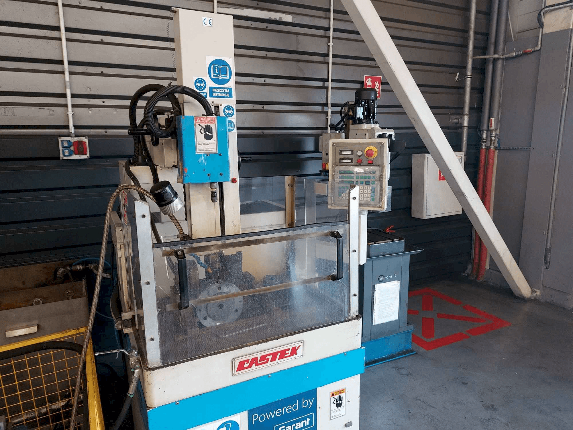 Čelní pohled na CASTEK SD5030CE stroj