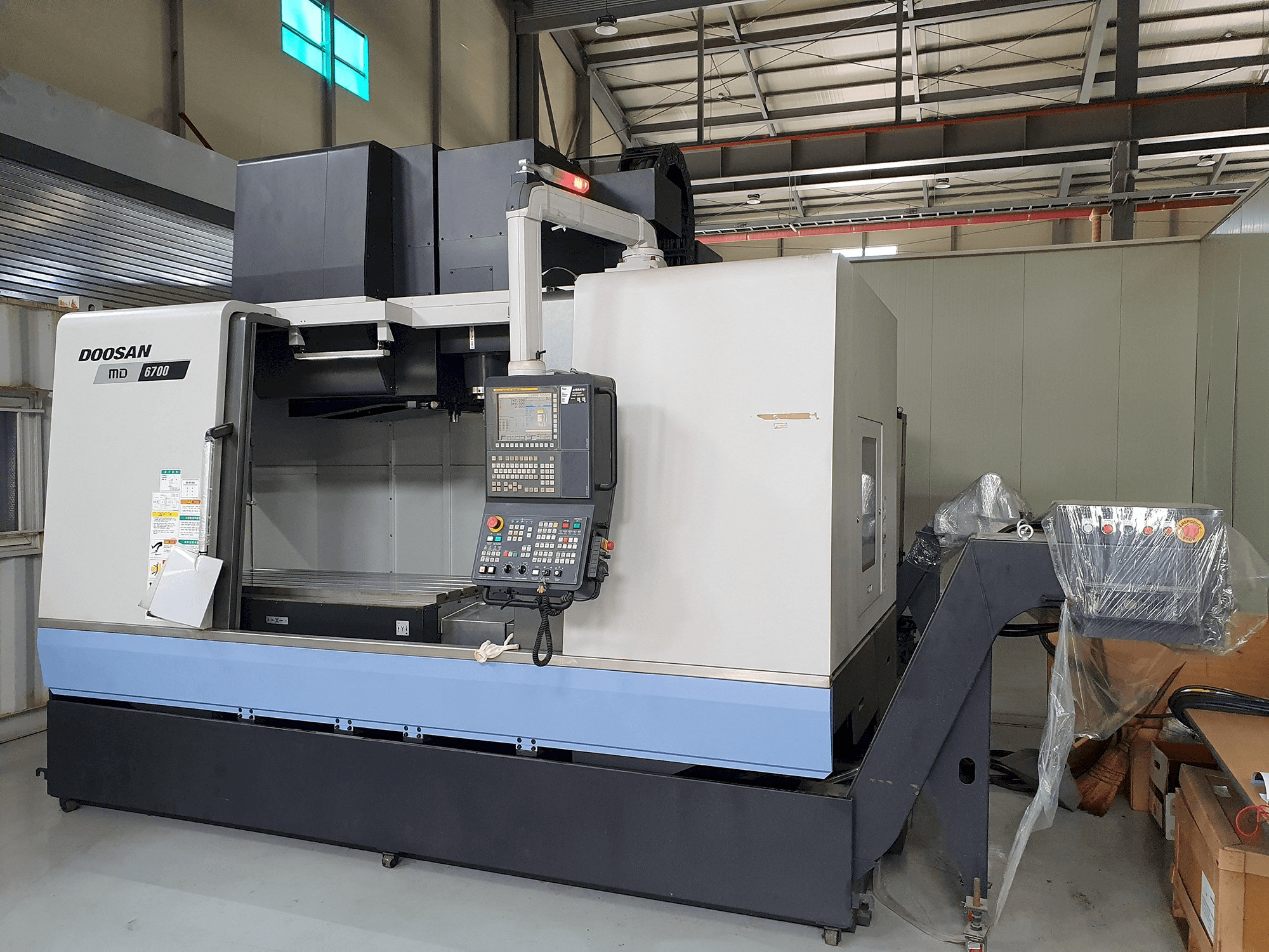 Čelní pohled na Doosan MD6700 stroj