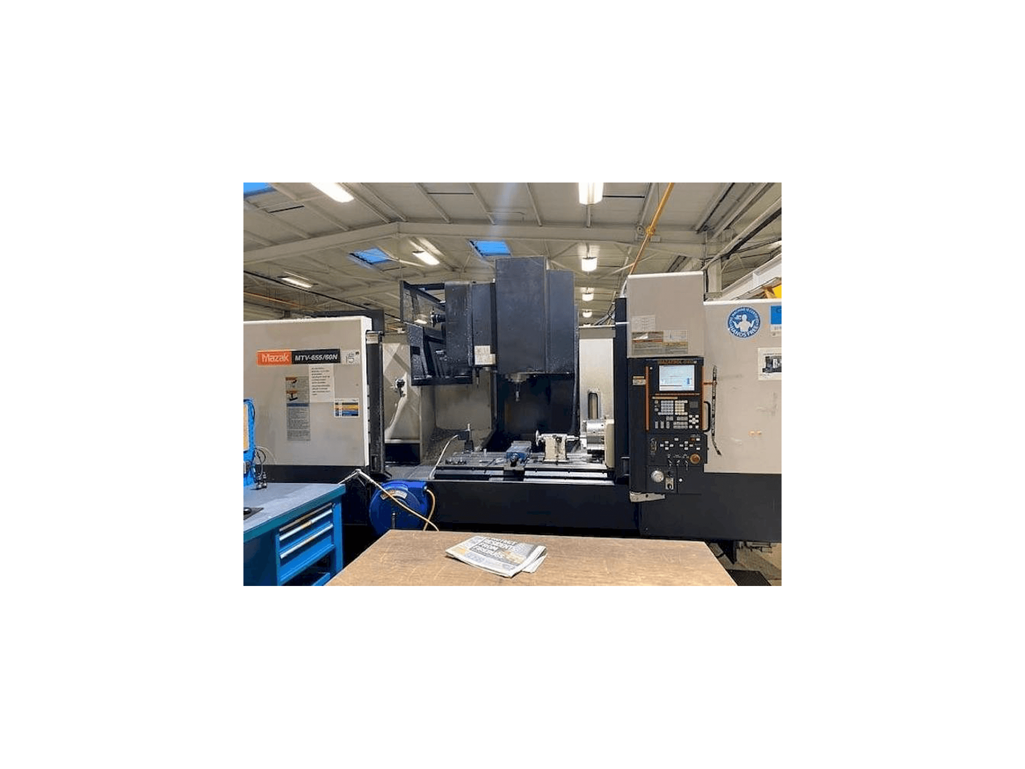 Čelní pohled na Mazak MTV 655/60N stroj