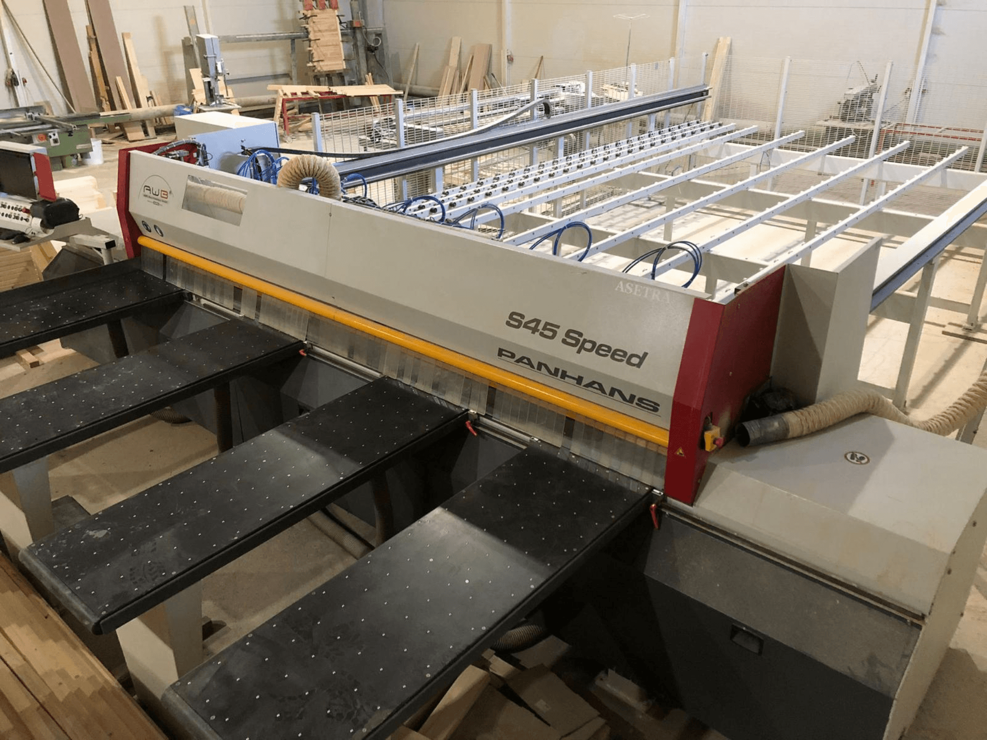 Boční pohled na rychlopilku PANHANS S45 Speed s pěti stoly a viditelným ovládacím panelem s odsáváním prachu.