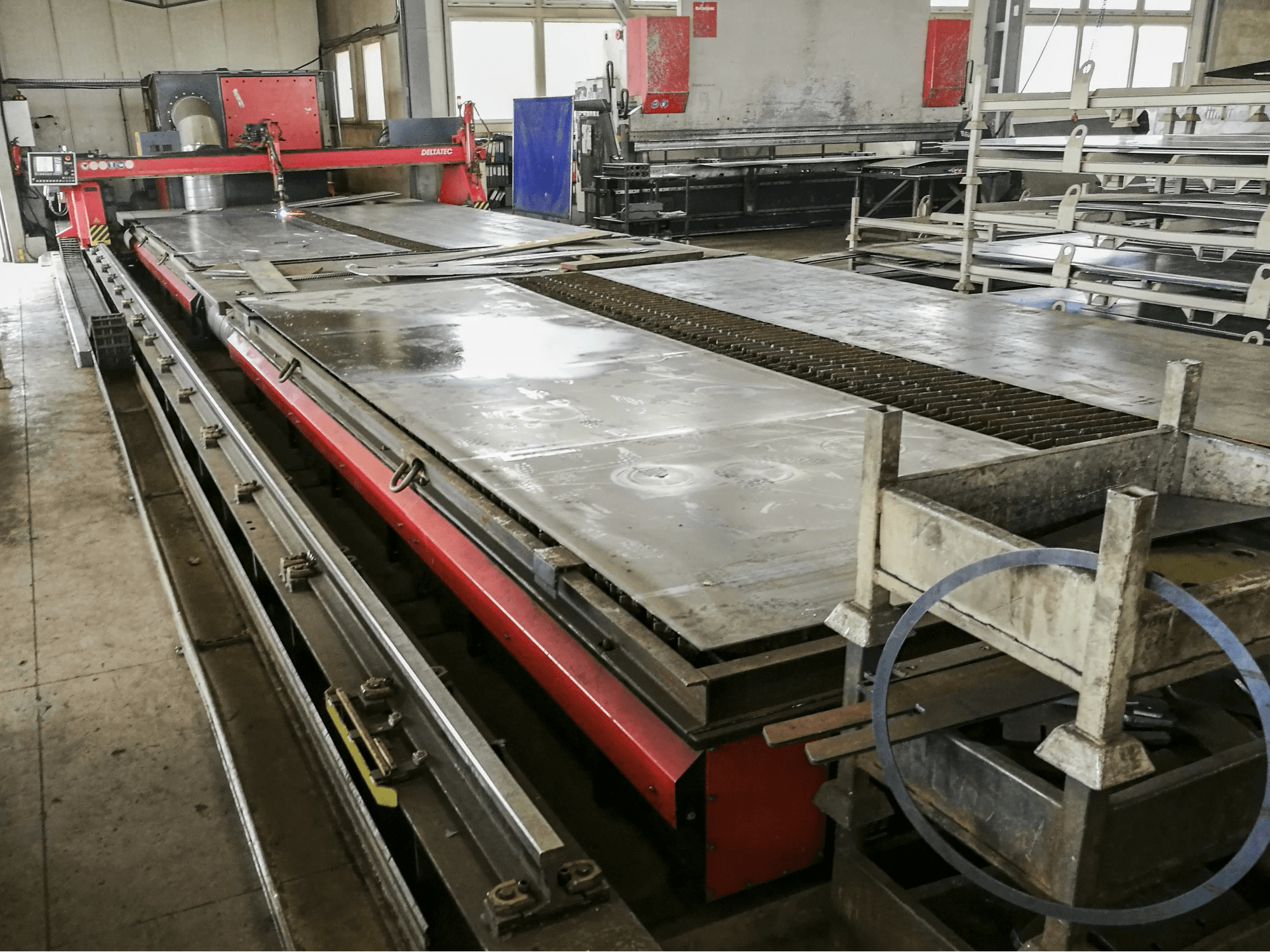 Levý pohled na KOIKE DELTATEC stroj