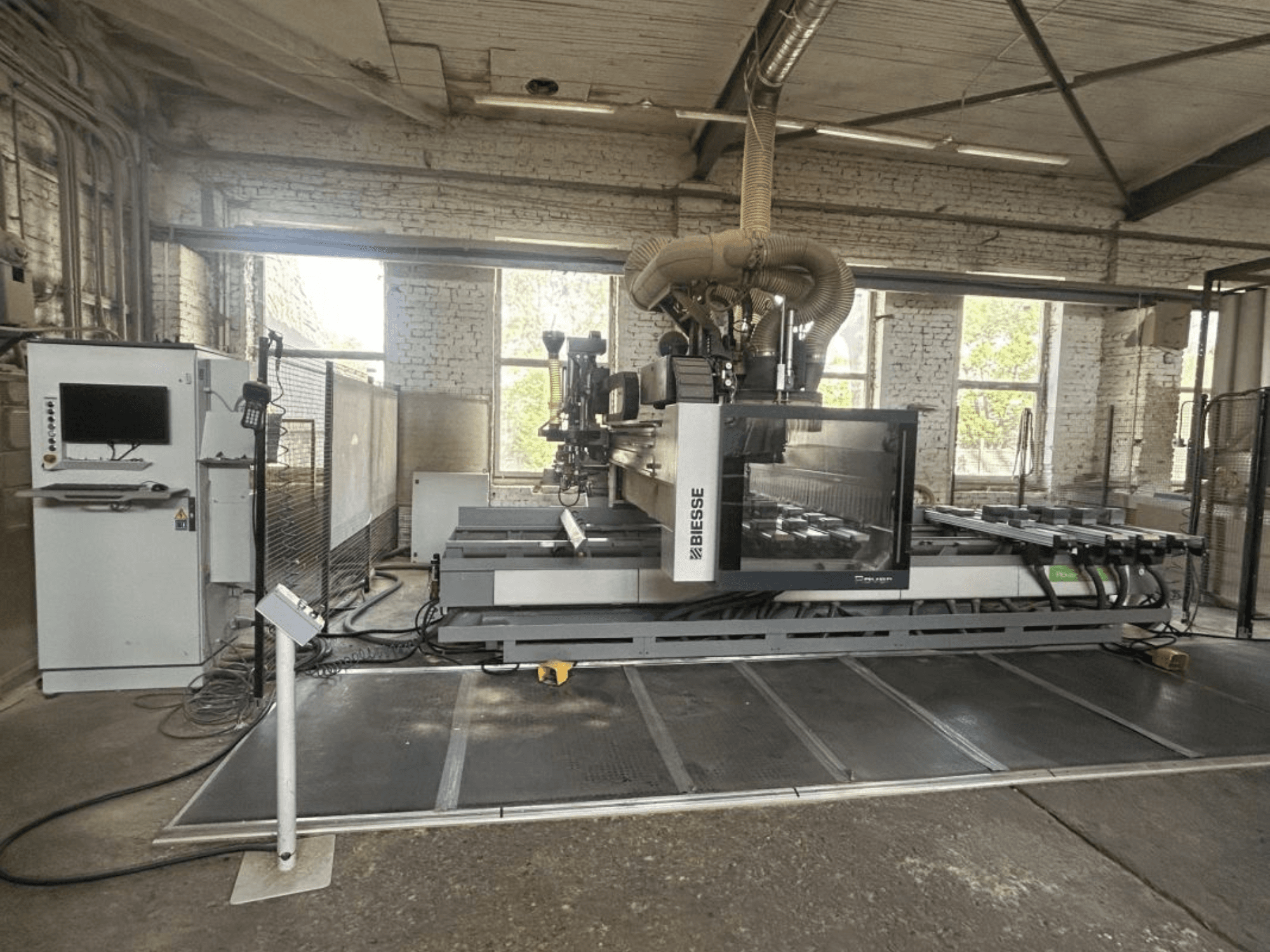 CNC obráběcí centrum BIESSE Rover A Edge 1643, pohled zepředu, na kterém je vidět ovládací panel, pracovní stůl a průmyslové prostředí.