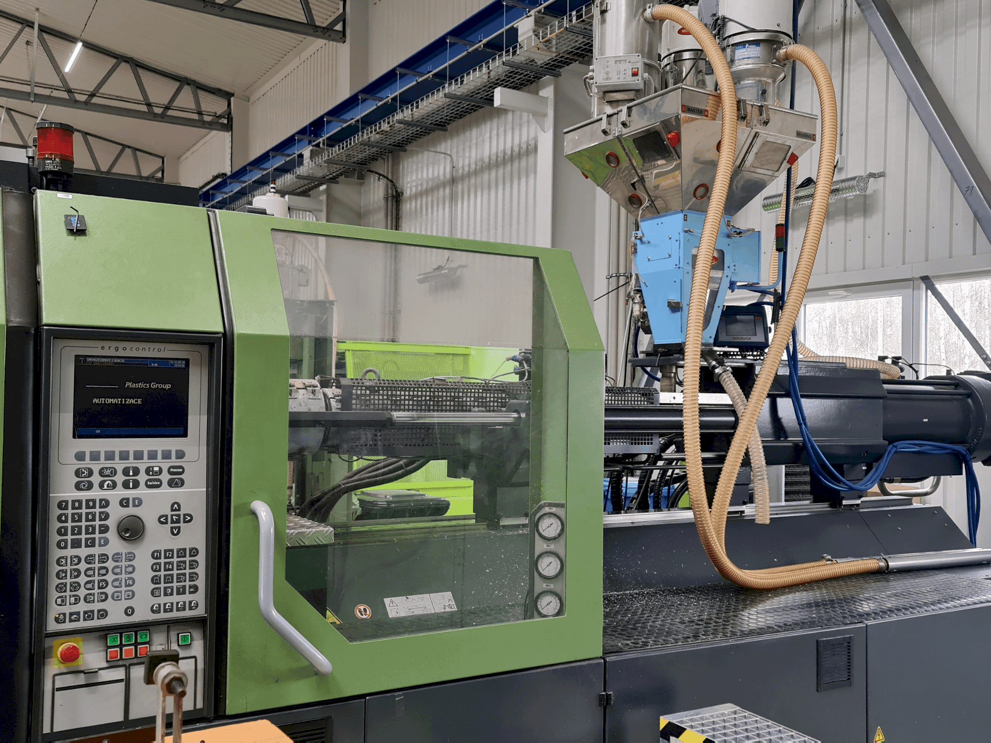 Levý boční pohled na DEMAG Concept 420/810-2300 stroj