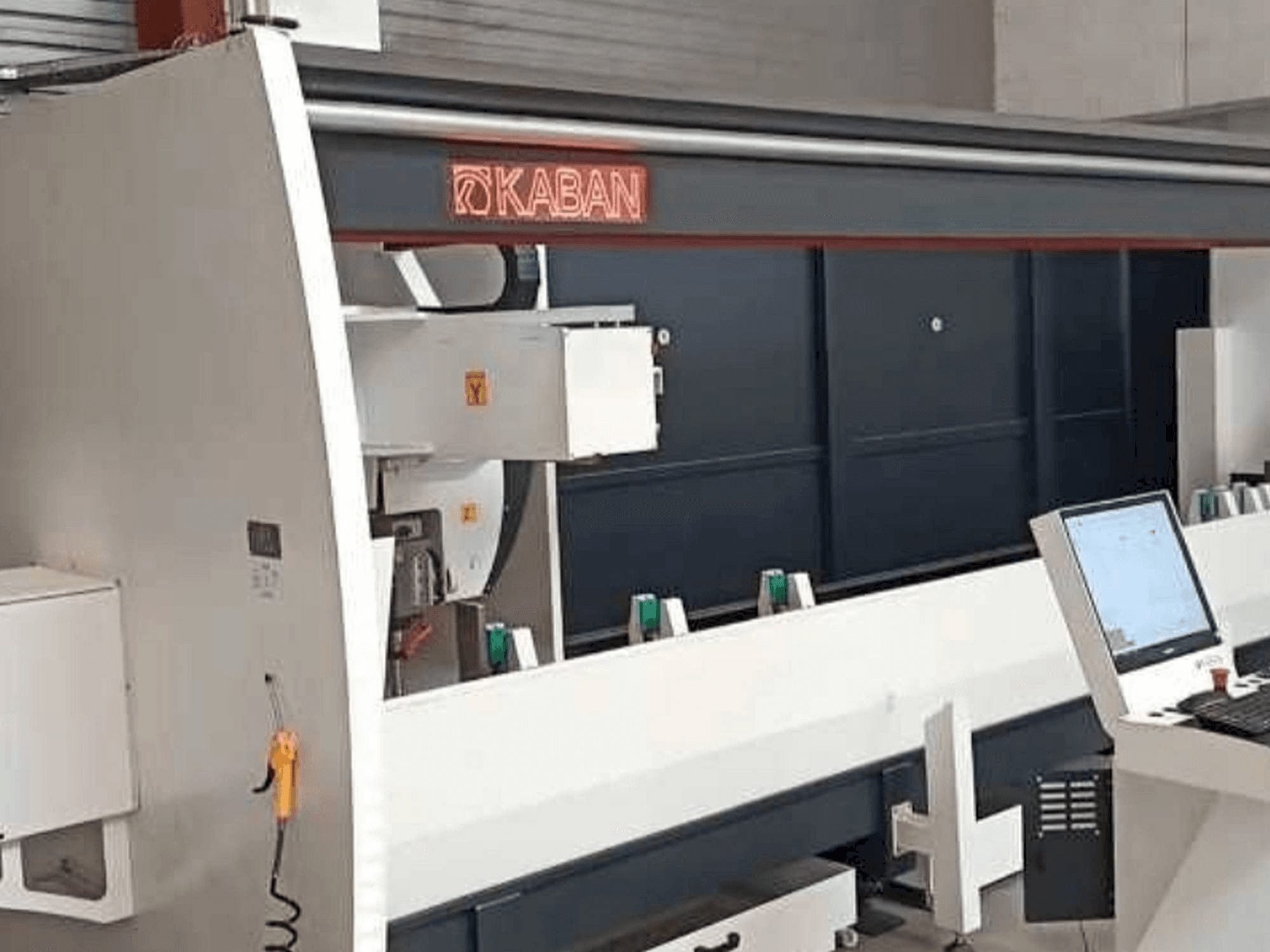 Čelní pohled na KABAN ZC4035 stroj