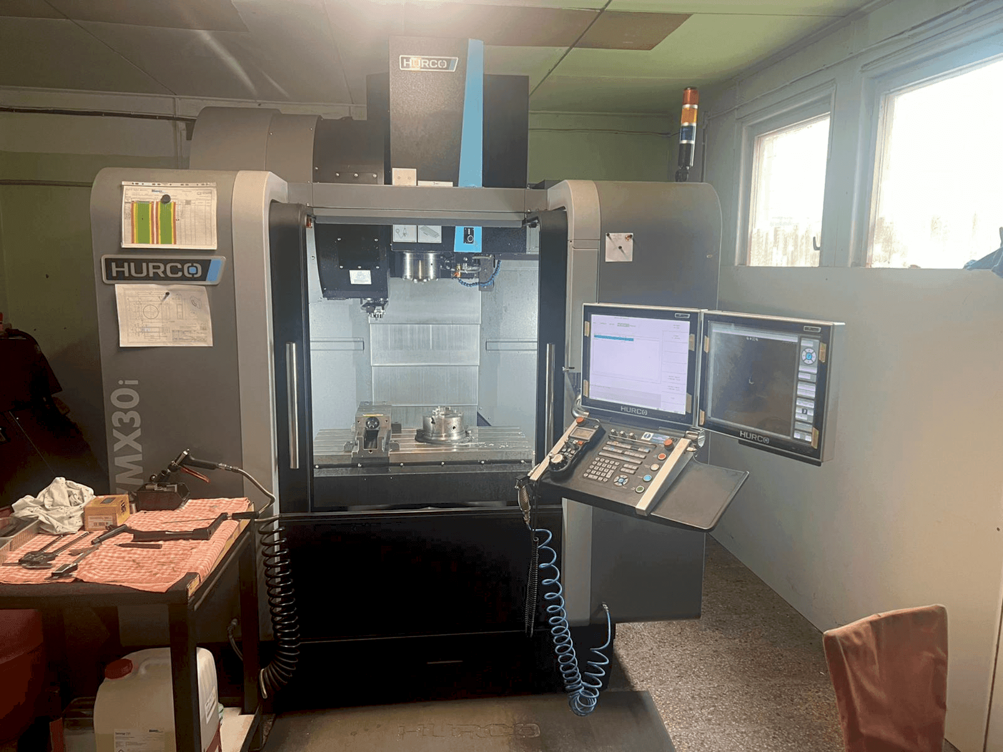 Čelní pohled na Hurco VMX30i stroj
