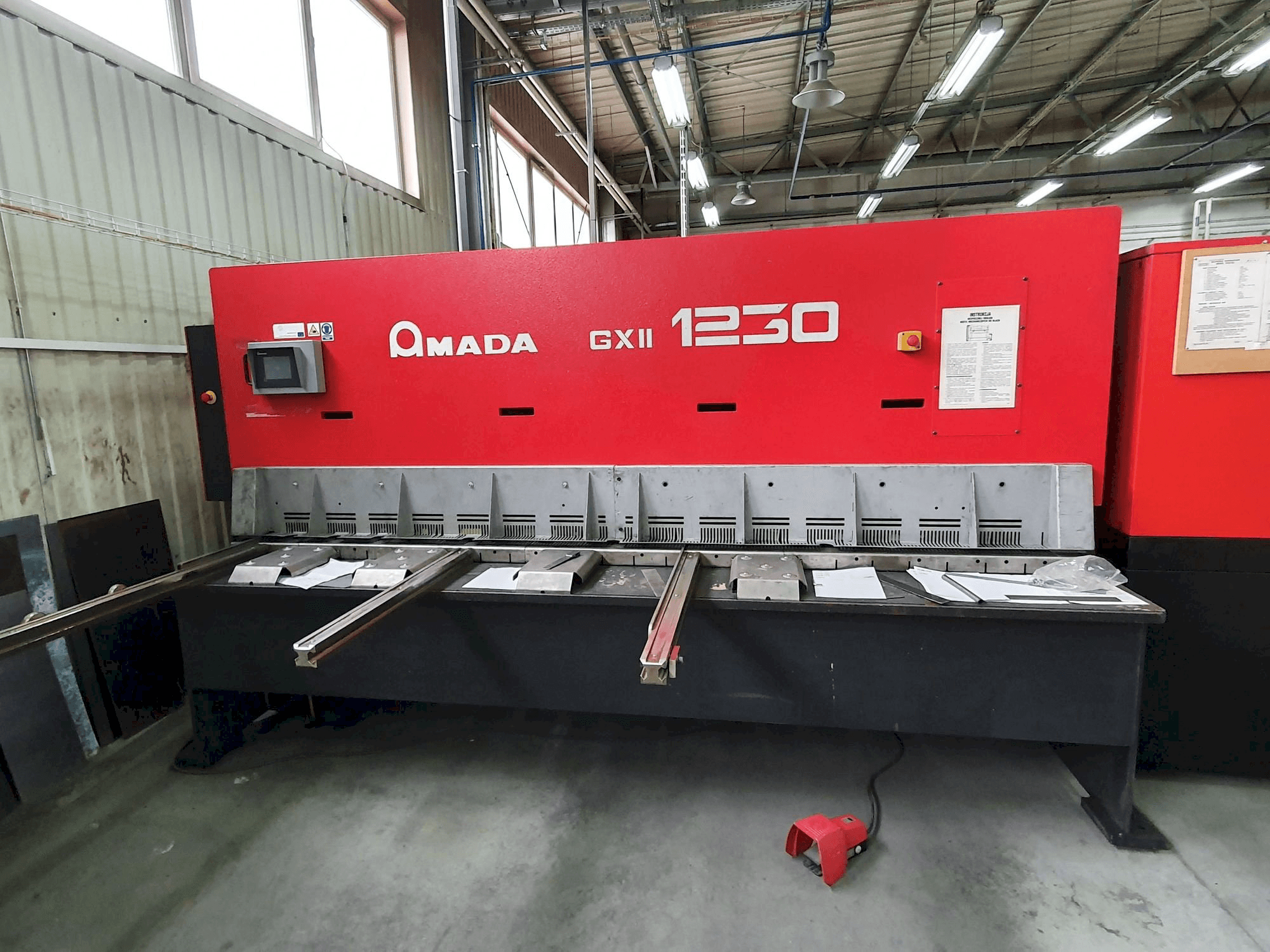 Čelní pohled na AMADA GX II 1230 stroj