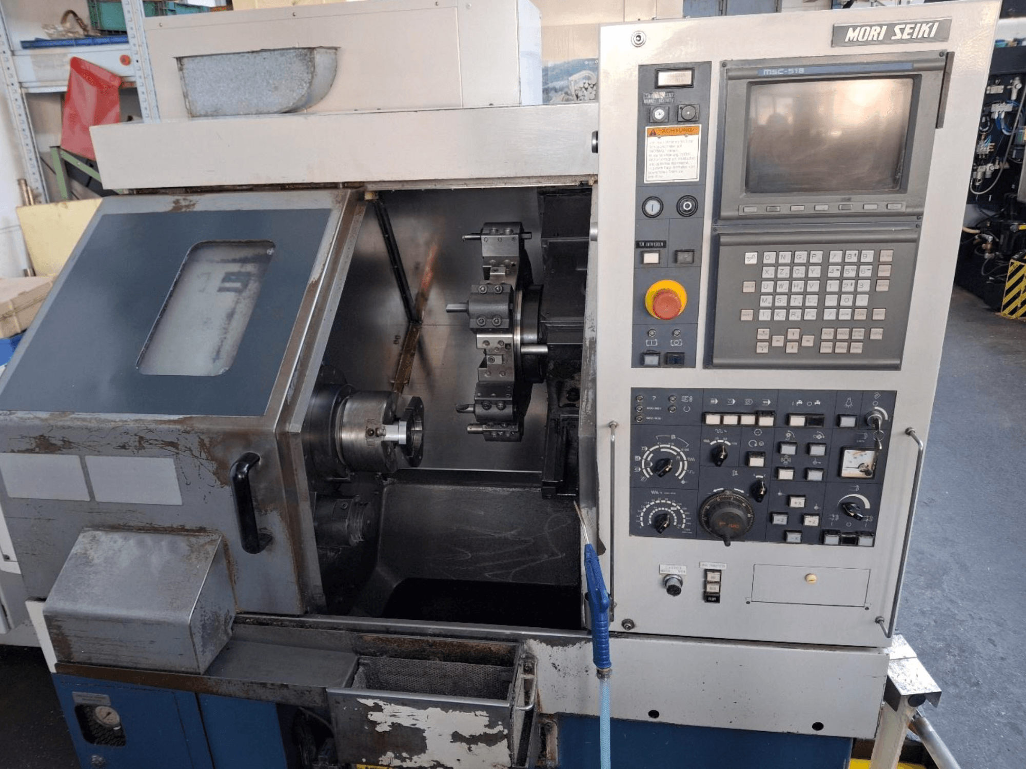 Horizontální soustruh MORI SEIKI CL 15, čelní pohled na ovládací panel a obráběcí plochu.