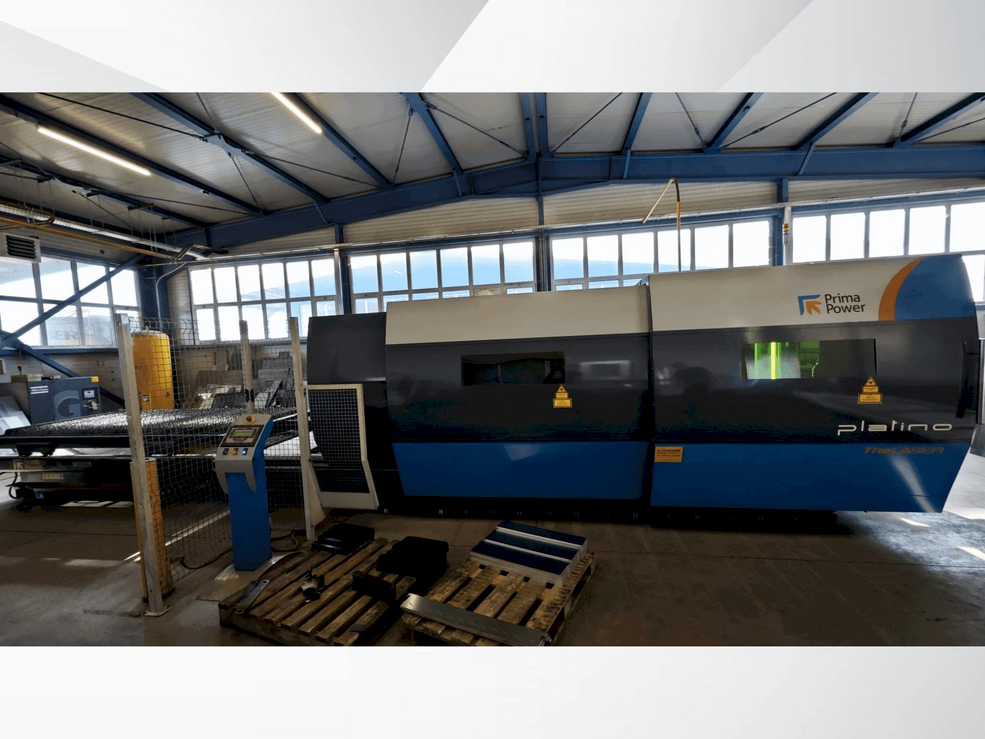 Čelní pohled na Prima Power PLATINO FIBER stroj