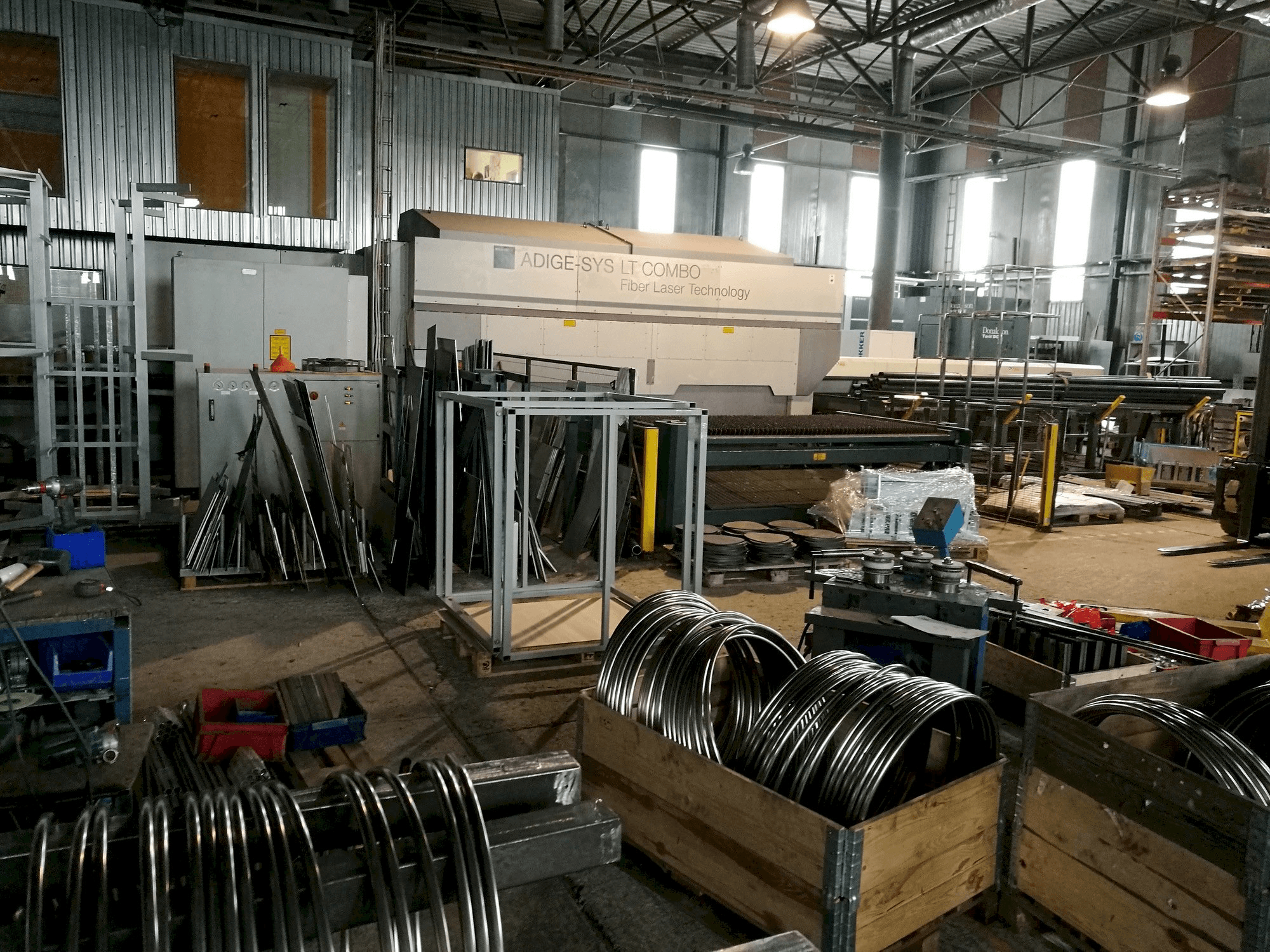 Čelní pohled na BLM ADIGE-SYS LT stroj