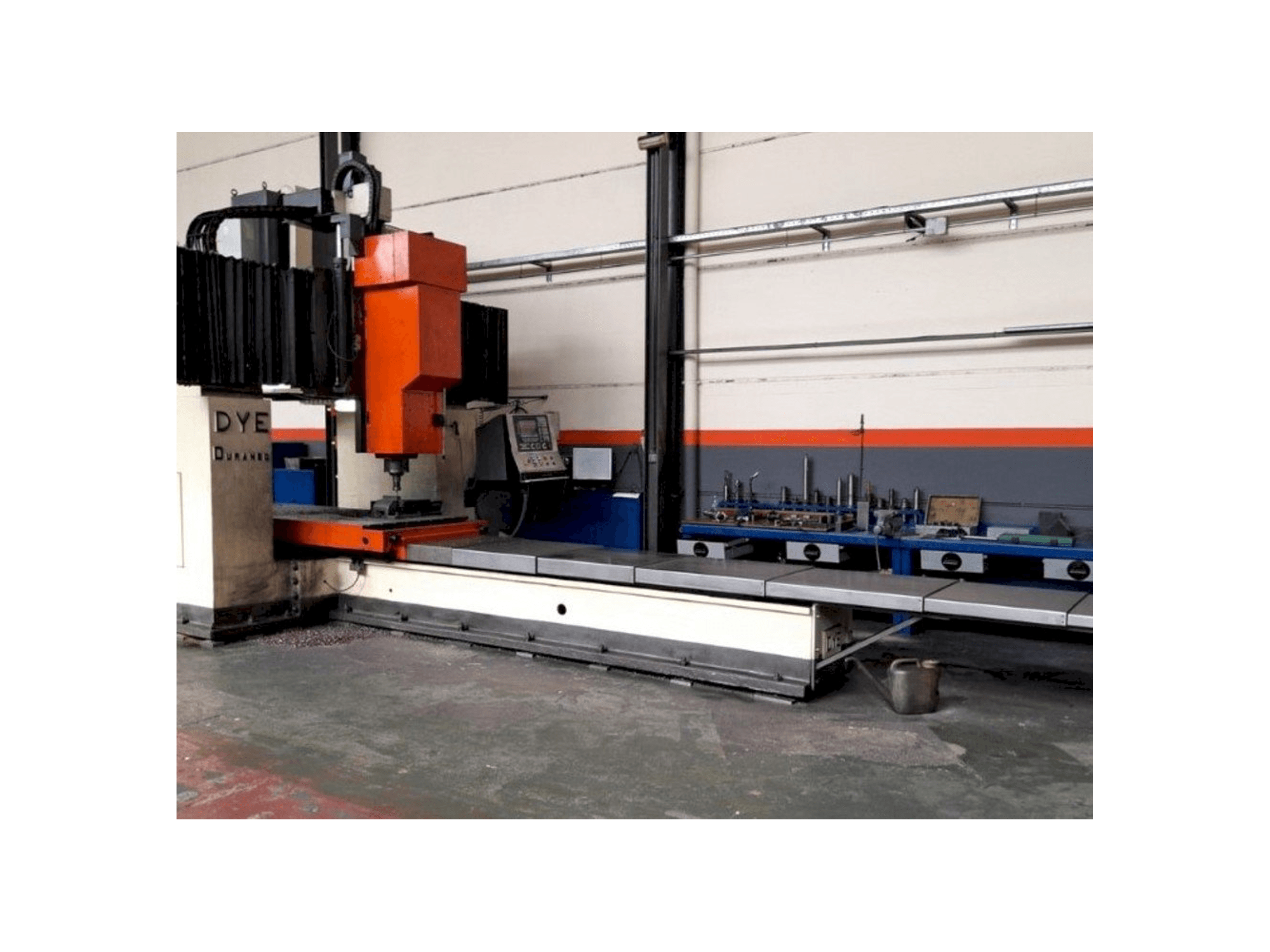 Čelní pohled na DYE FD-3600 stroj