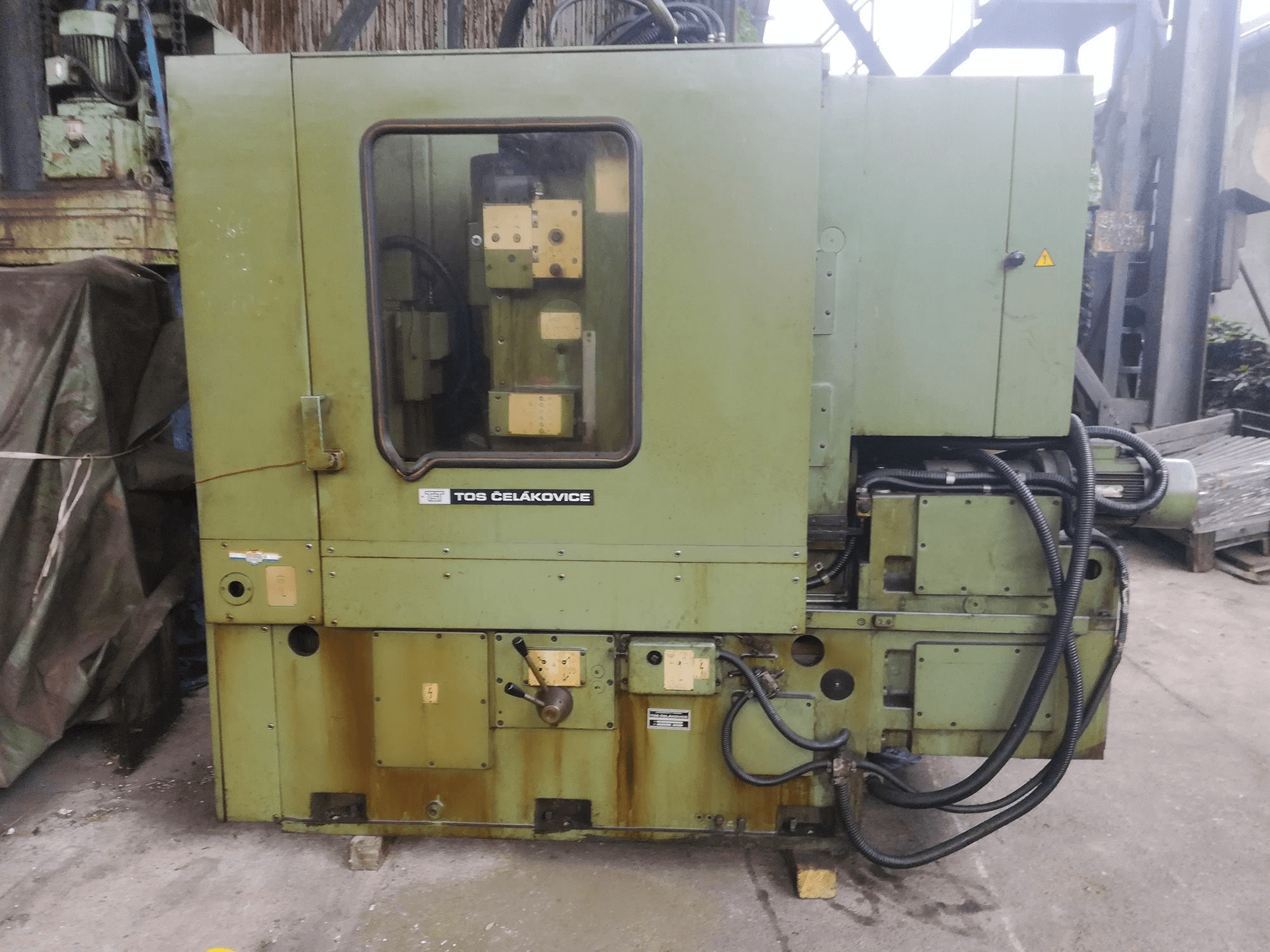 Čelní pohled na TOS OHA 16B stroj