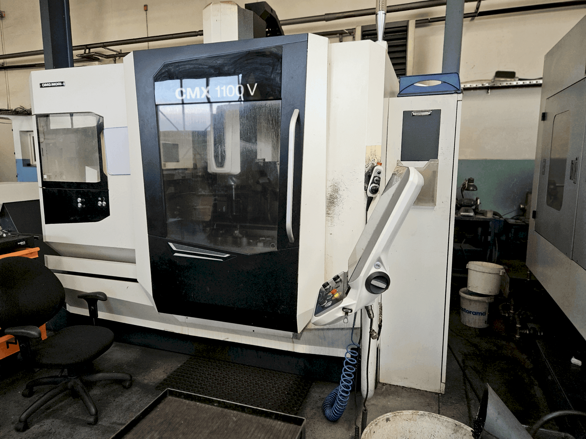 Čelní pohled na DMG CMX 1100V stroj