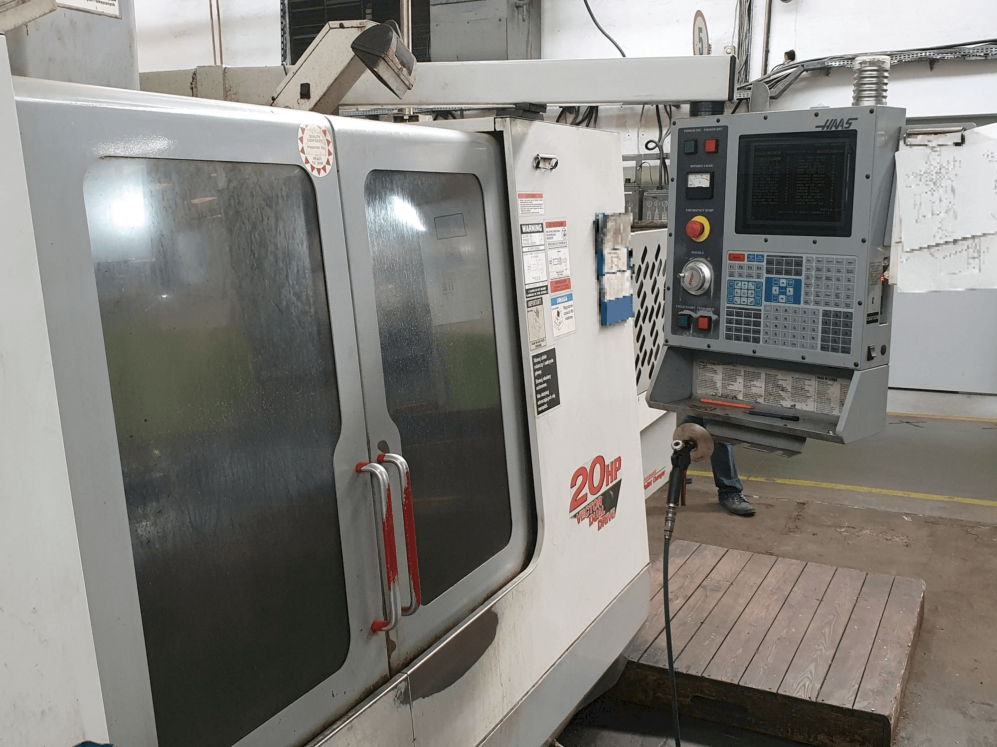 Čelní pohled na HAAS VF-3 stroj