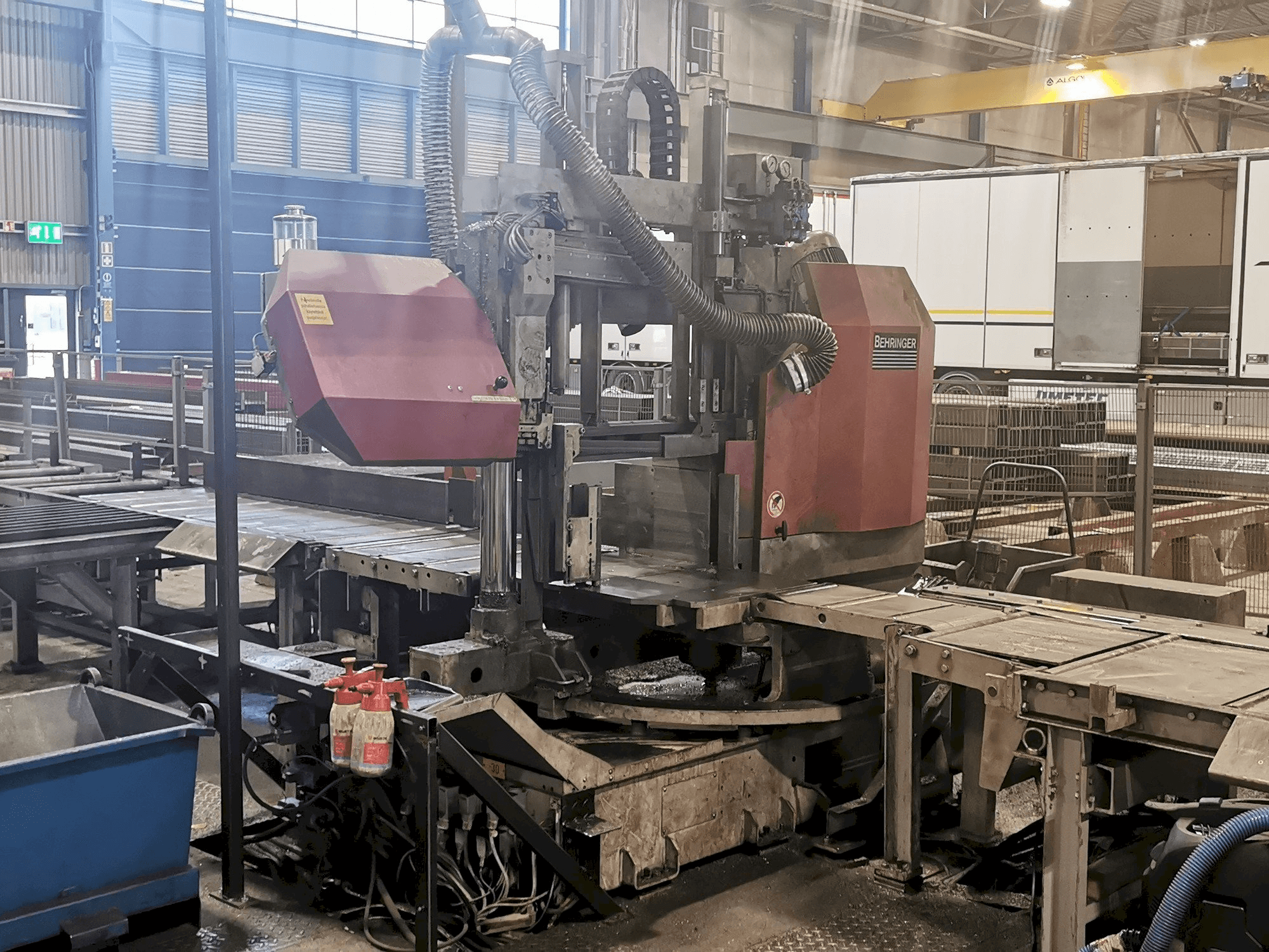 Čelní pohled na Behringer HBP 410/723GA stroj