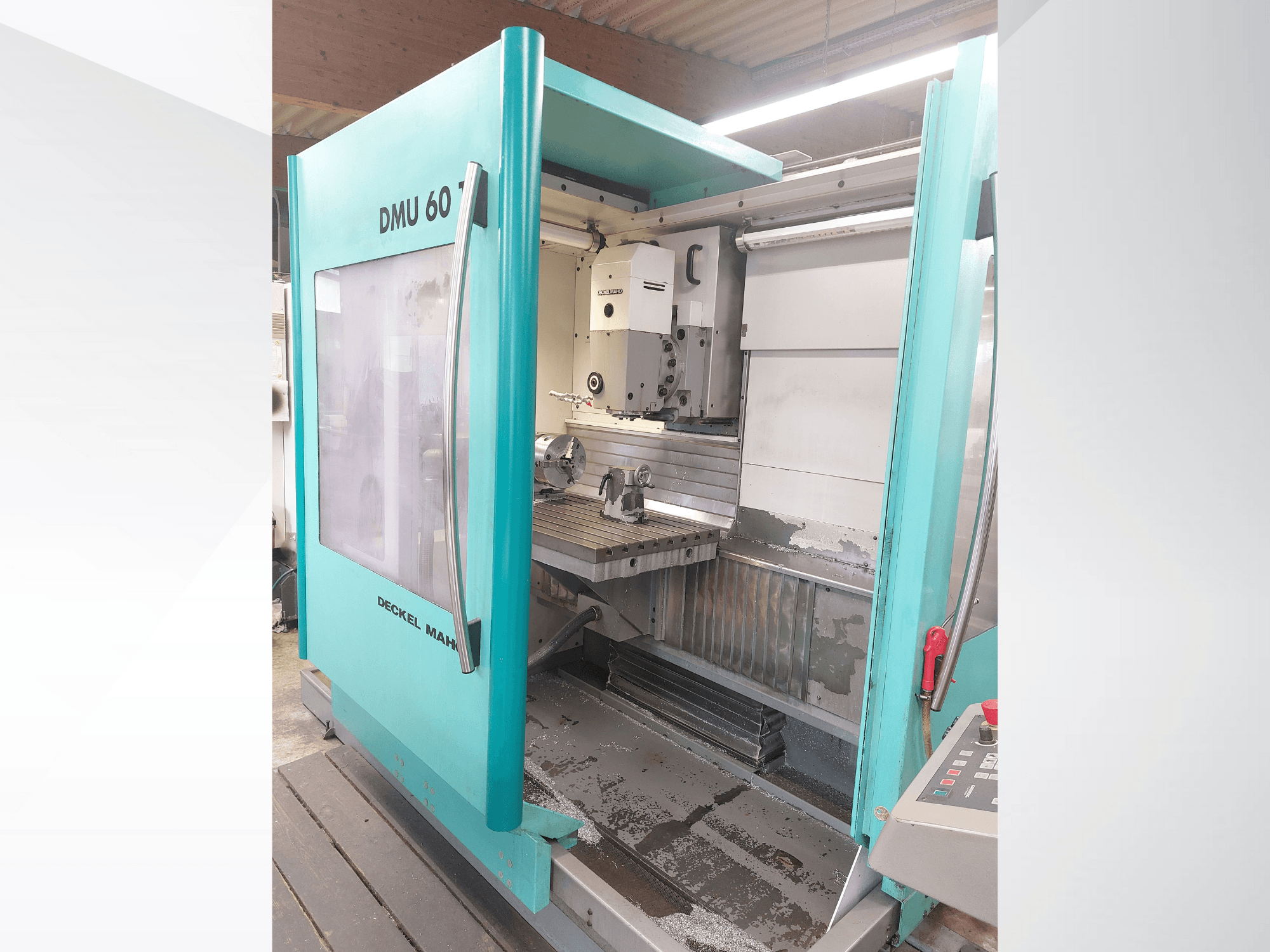 Stroj Deckel MAHO DMU 60 CNC, pohled zepředu. Obsahuje viditelný ovládací panel a frézovací stůl s nastavením obrobku.