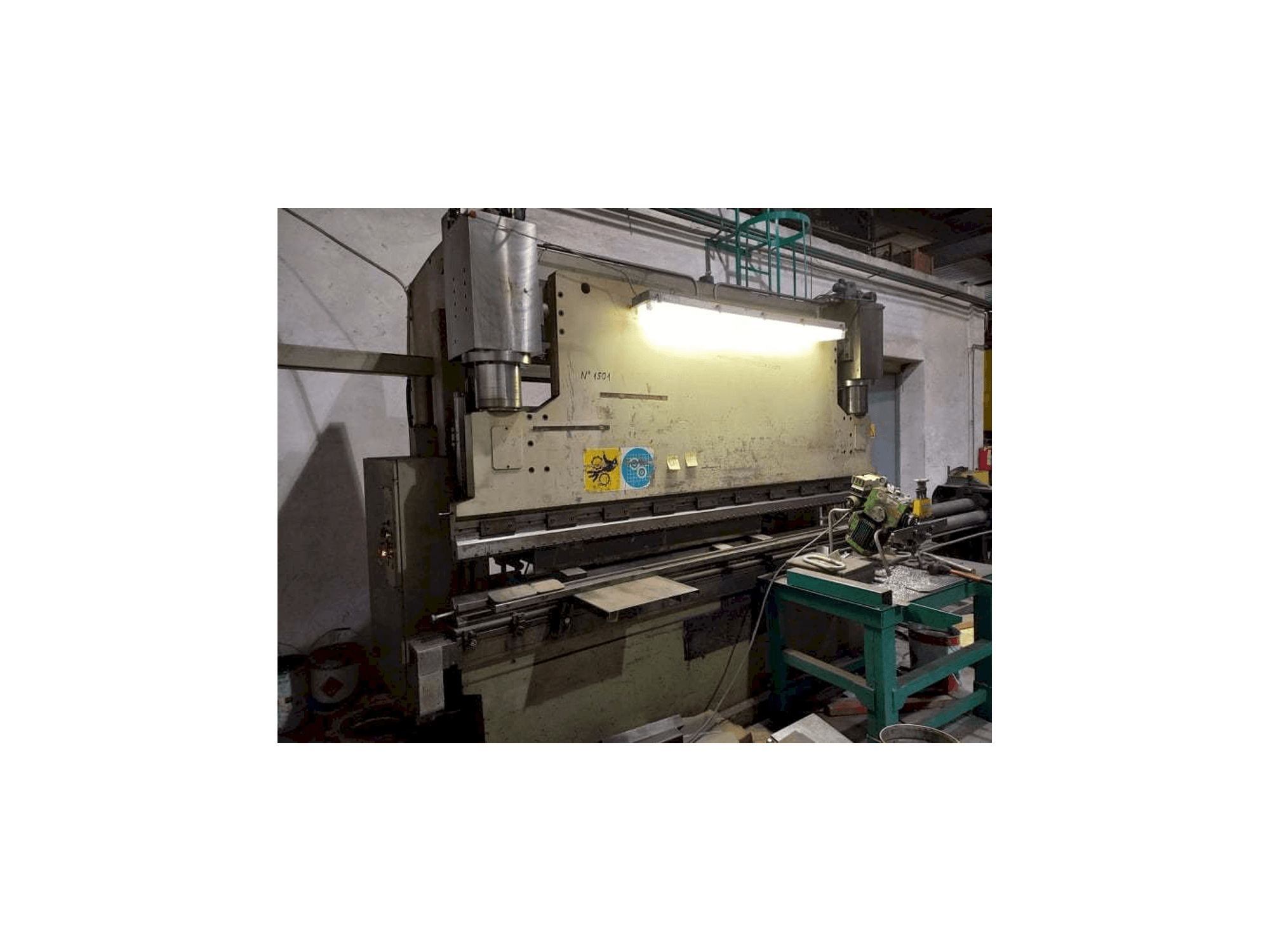 Čelní pohled na DONEWELL HP3B stroj