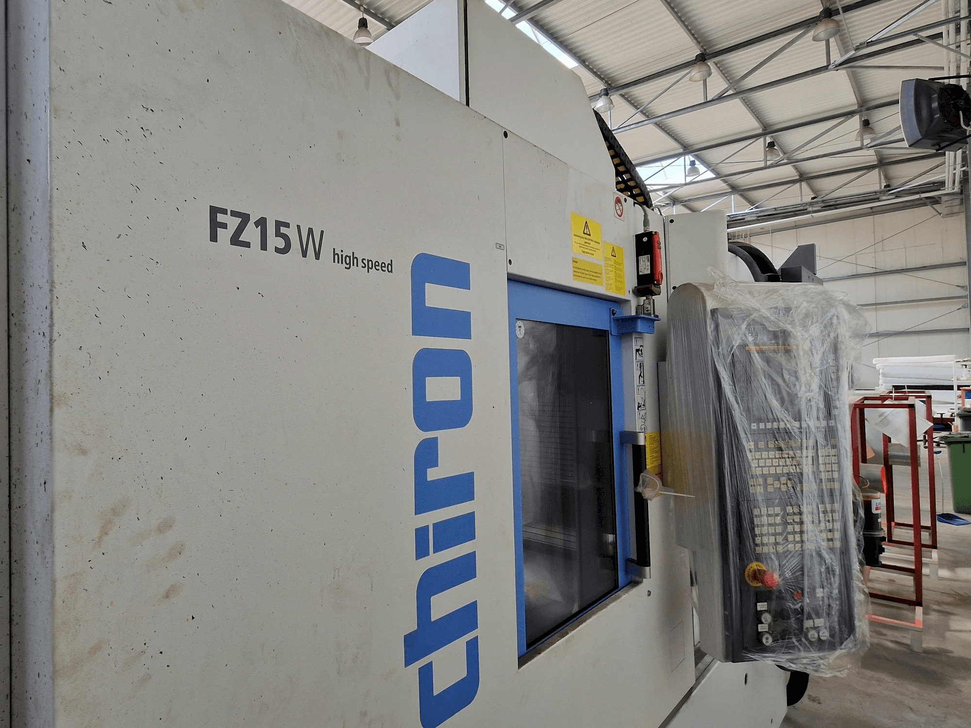 Levý boční pohled na CHIRON FZ15 W HS stroj