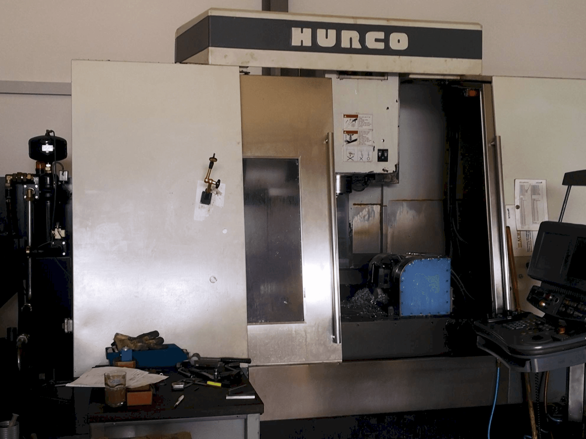 Čelní pohled na Hurco VM 50/40T stroj