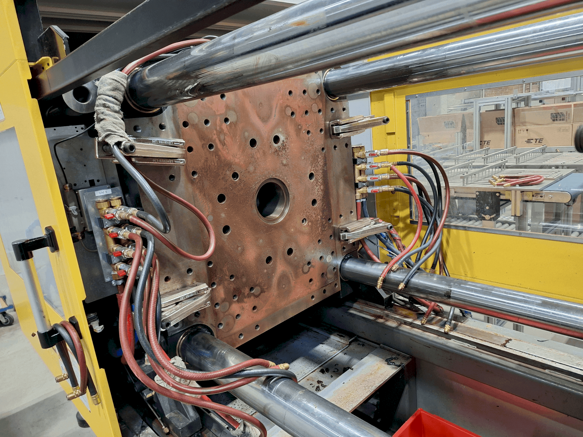 Čelní pohled na FANUC Roboshot S220iA stroj