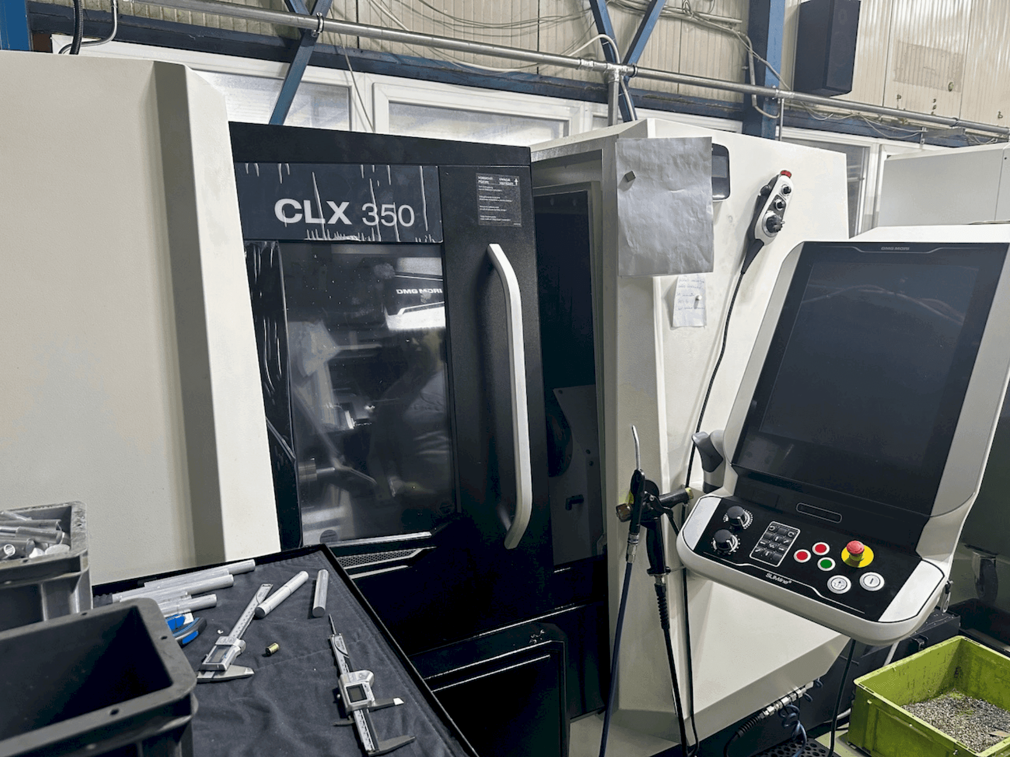 Čelní pohled na DMG MORI CLX 350 V6 stroj