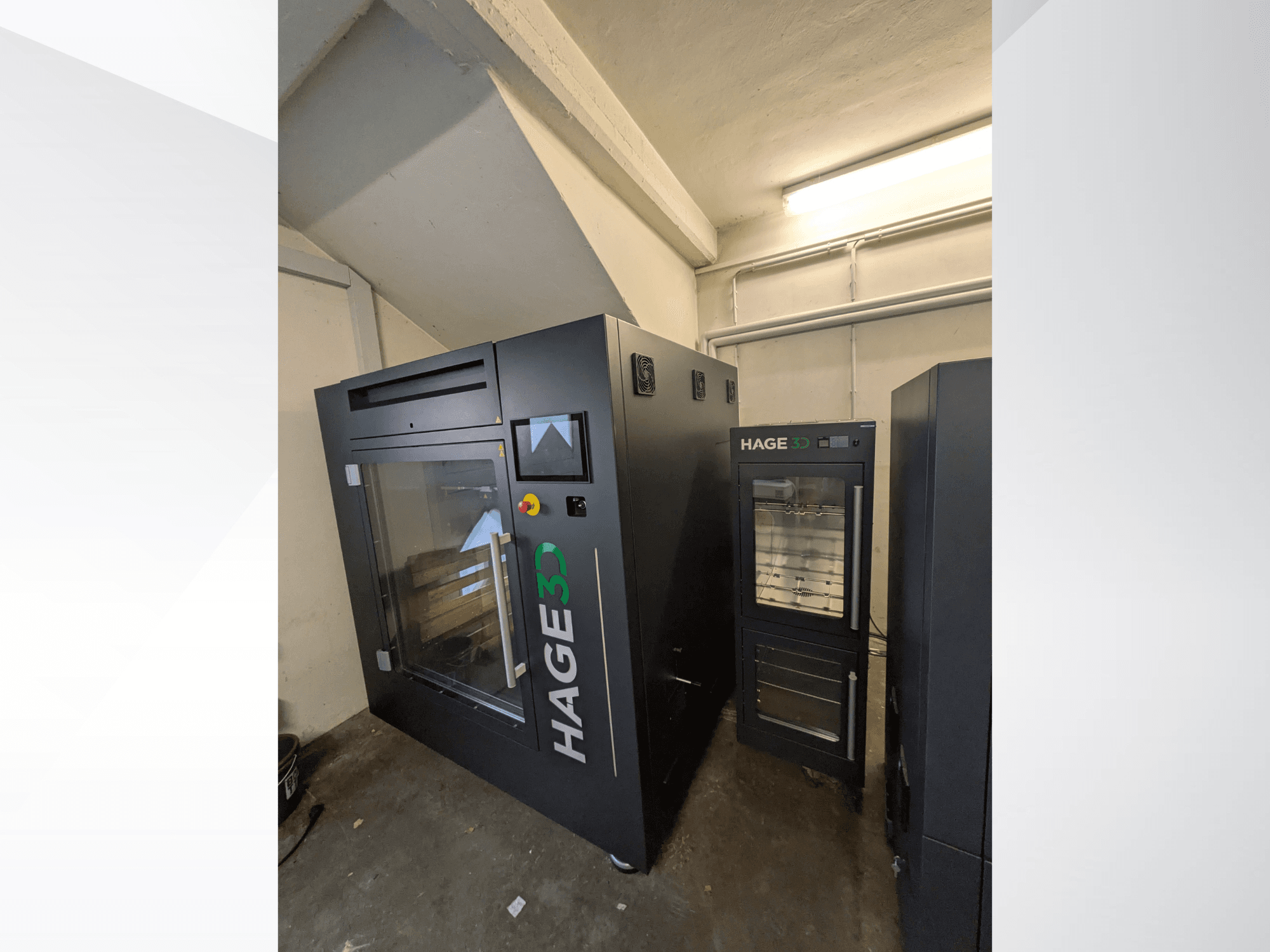 Plastová 3D tiskárna HAGE 3D Precision One v bočním pohledu, s průhlednými dvířky a ovládacím panelem, vedle ní je úložný prostor.
