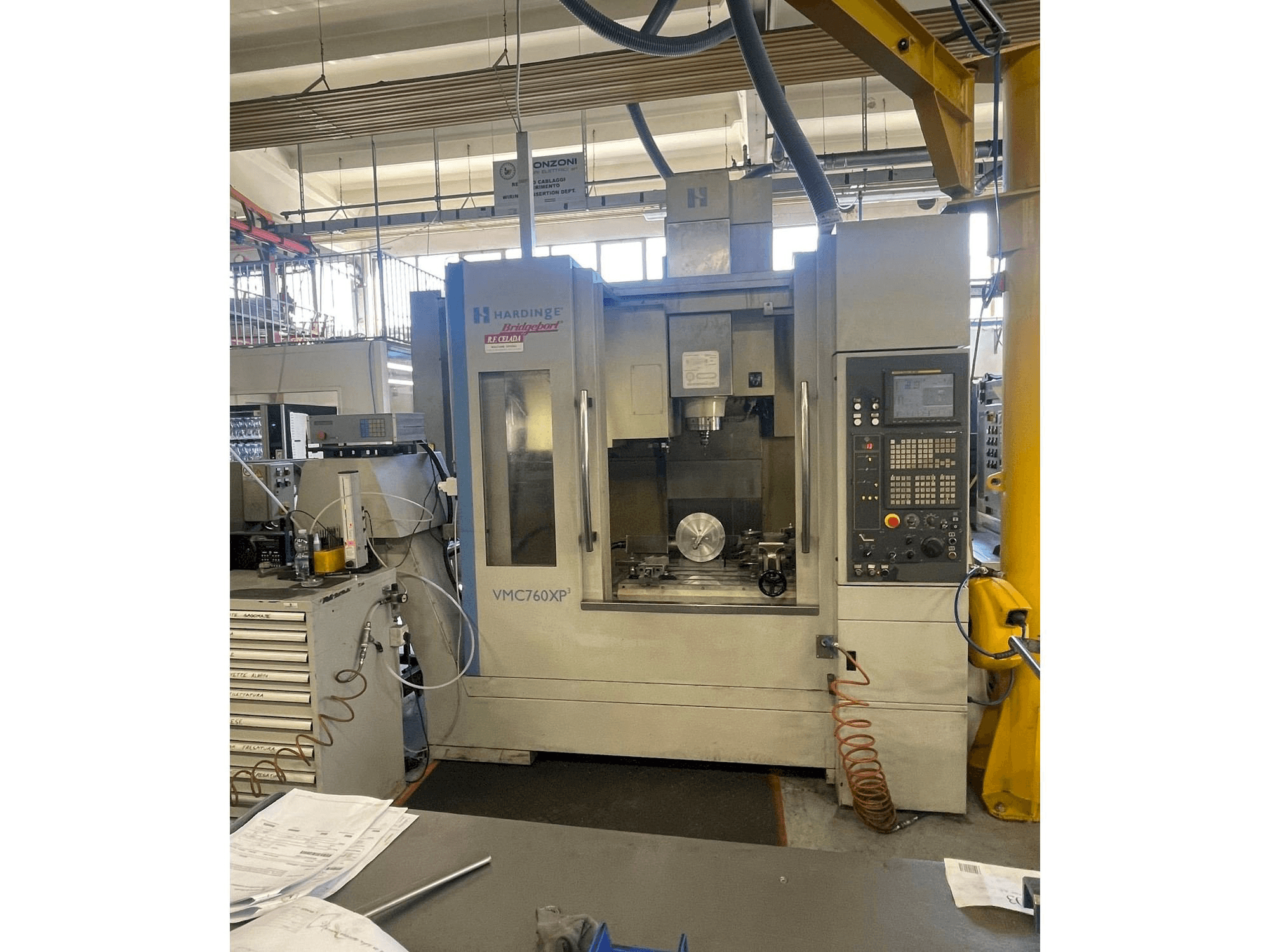 Čelní pohled na HARDINGE Bridgeport VMC 760 XP3 stroj
