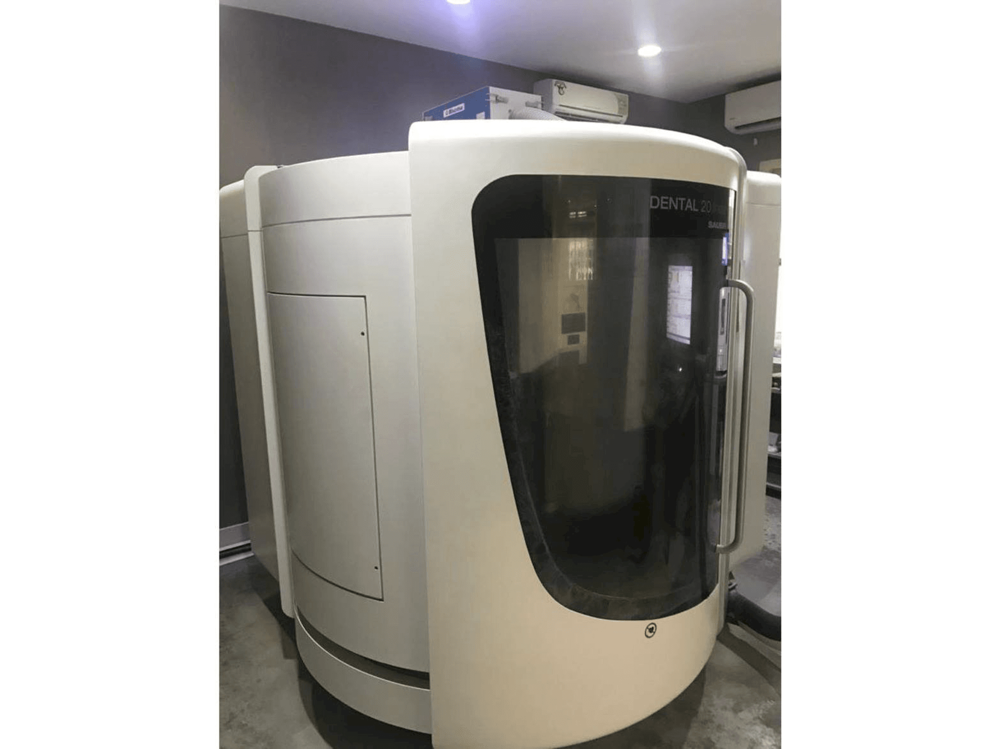Čelní pohled na DMG Mori Seiki HSC 20 Linear Dental Sauer stroj