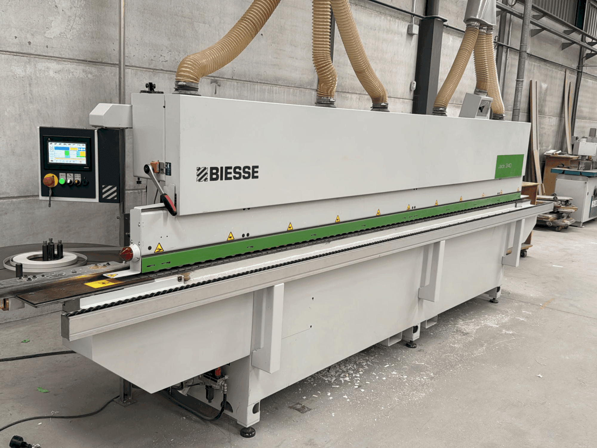 Čelní pohled na BIESSE Jade 240 stroj