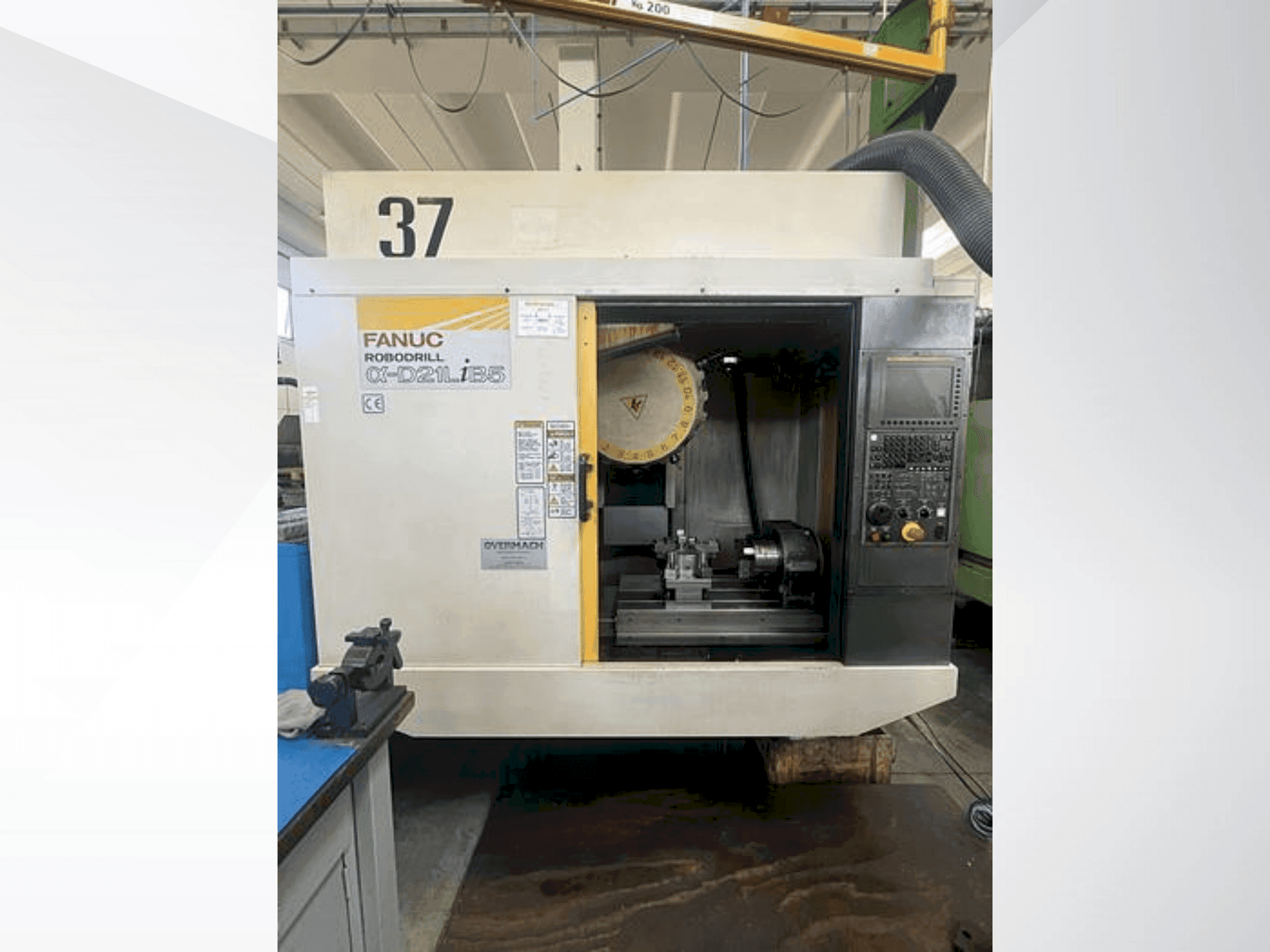 Čelní pohled na FANUC Robodrill α-D21LiB5 stroj