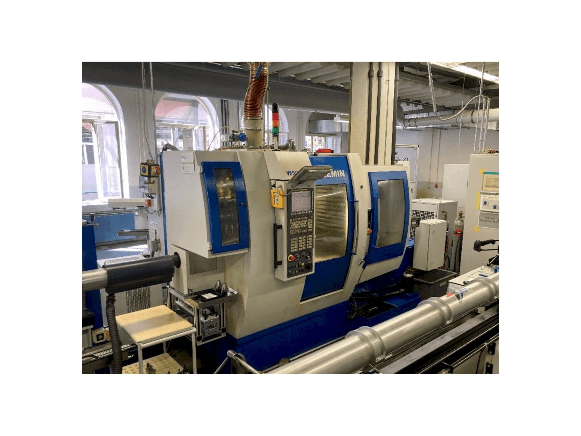 Čelní pohled na Willemin-Macodel W508MT stroj