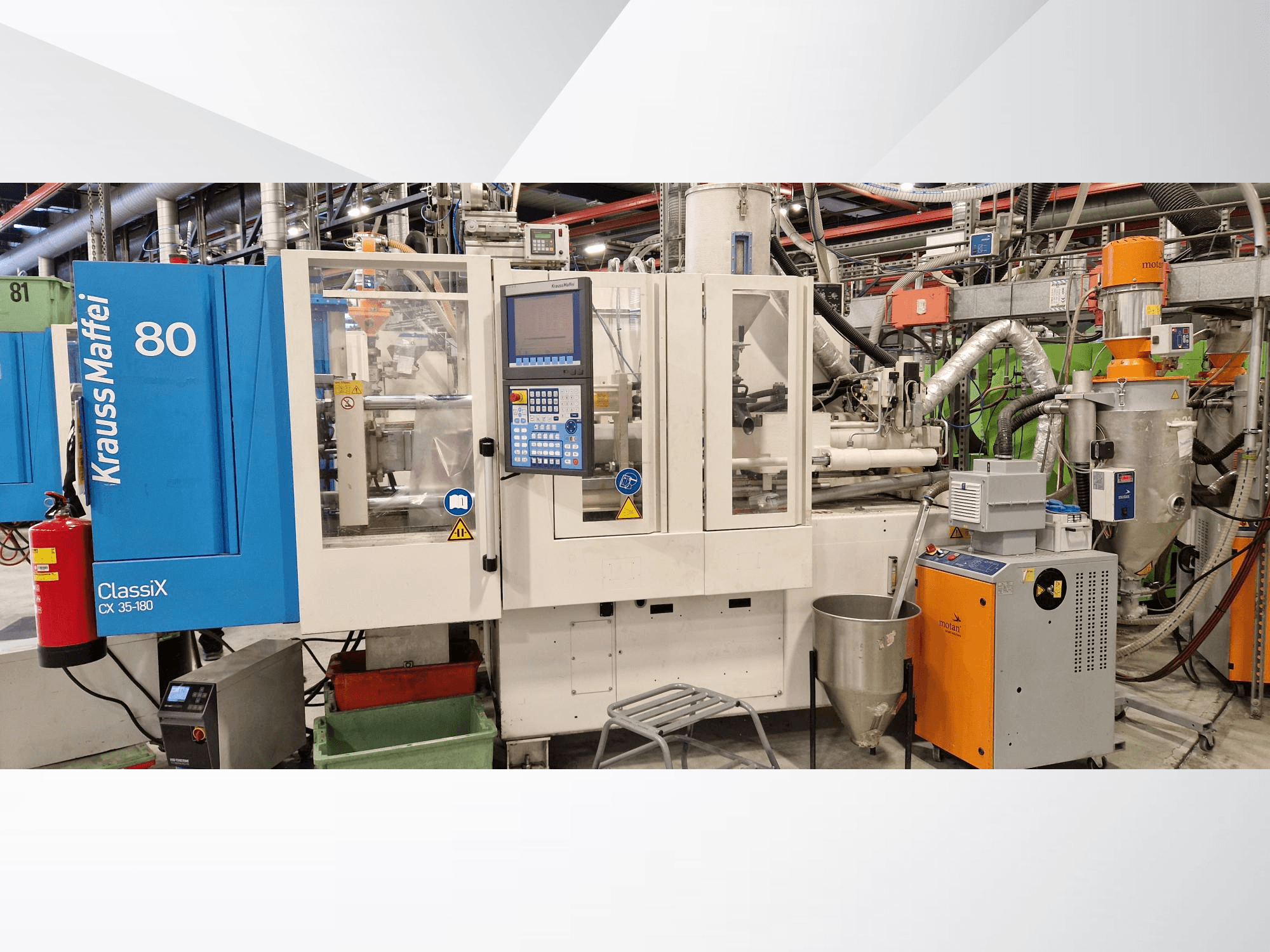 Hydraulický vstřikovací stroj Krauss Maffei ClassiX CX 35-180, pohled zepředu, s viditelným ovládacím panelem a pomocným zařízením.